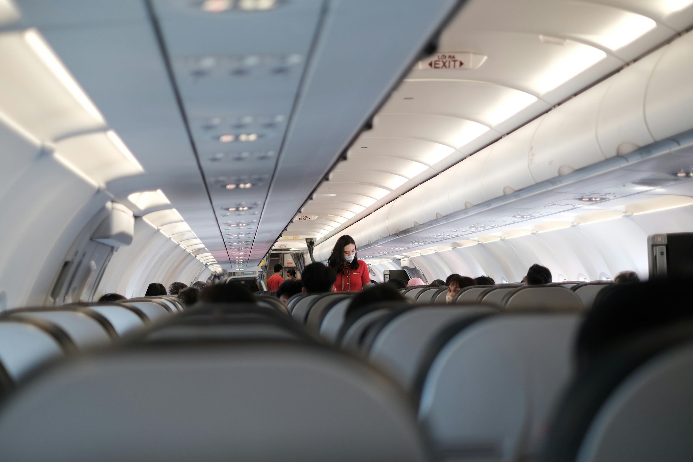 一名印尼籍男子,在機上喝了兩杯香檳後,竟向女空服員裸露下體。(示意圖,Pexels)