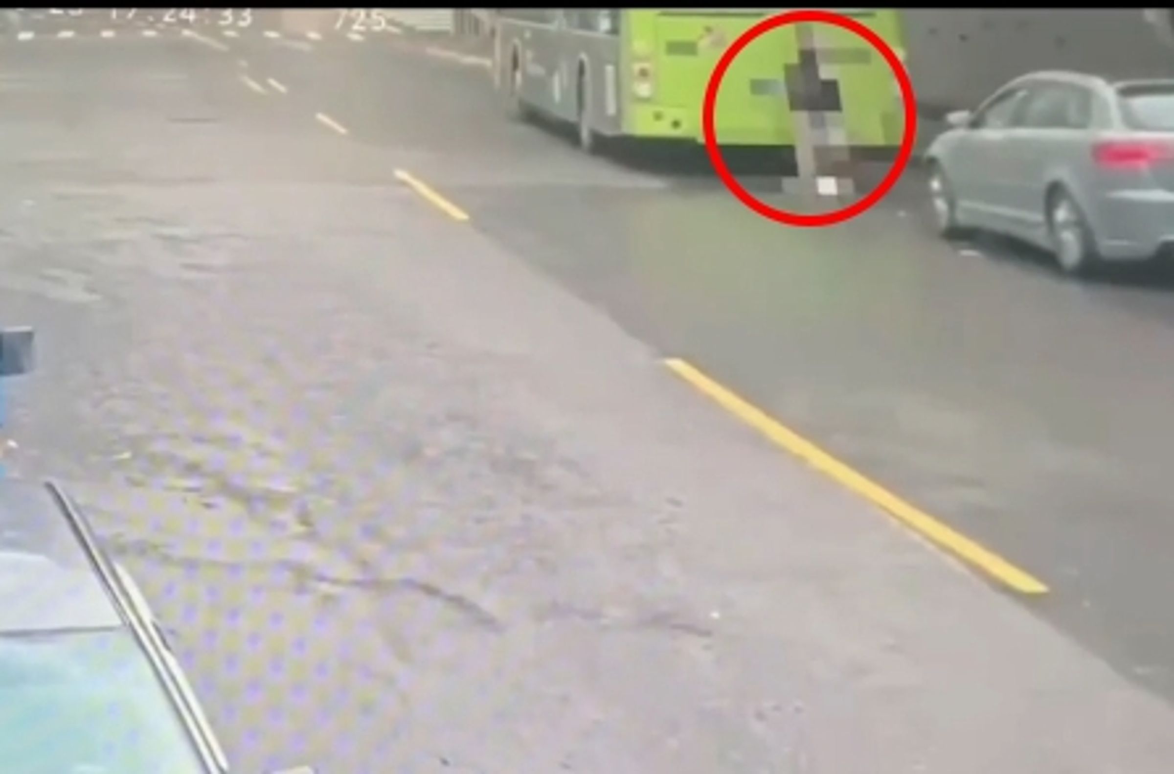 黑衣女因經驗不夠,讓公車卡在彎道上,她隨即棄車逃逸。(翻攝畫面)