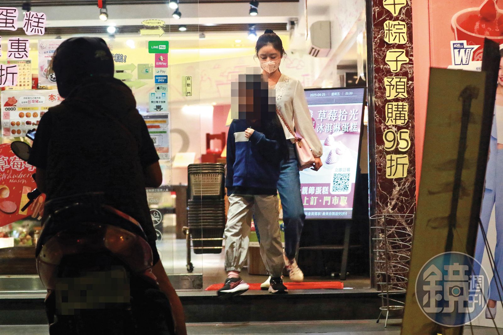 4月25日21:33,林心如滿足了女兒的甜品胃後,一家人準備打道回府。
