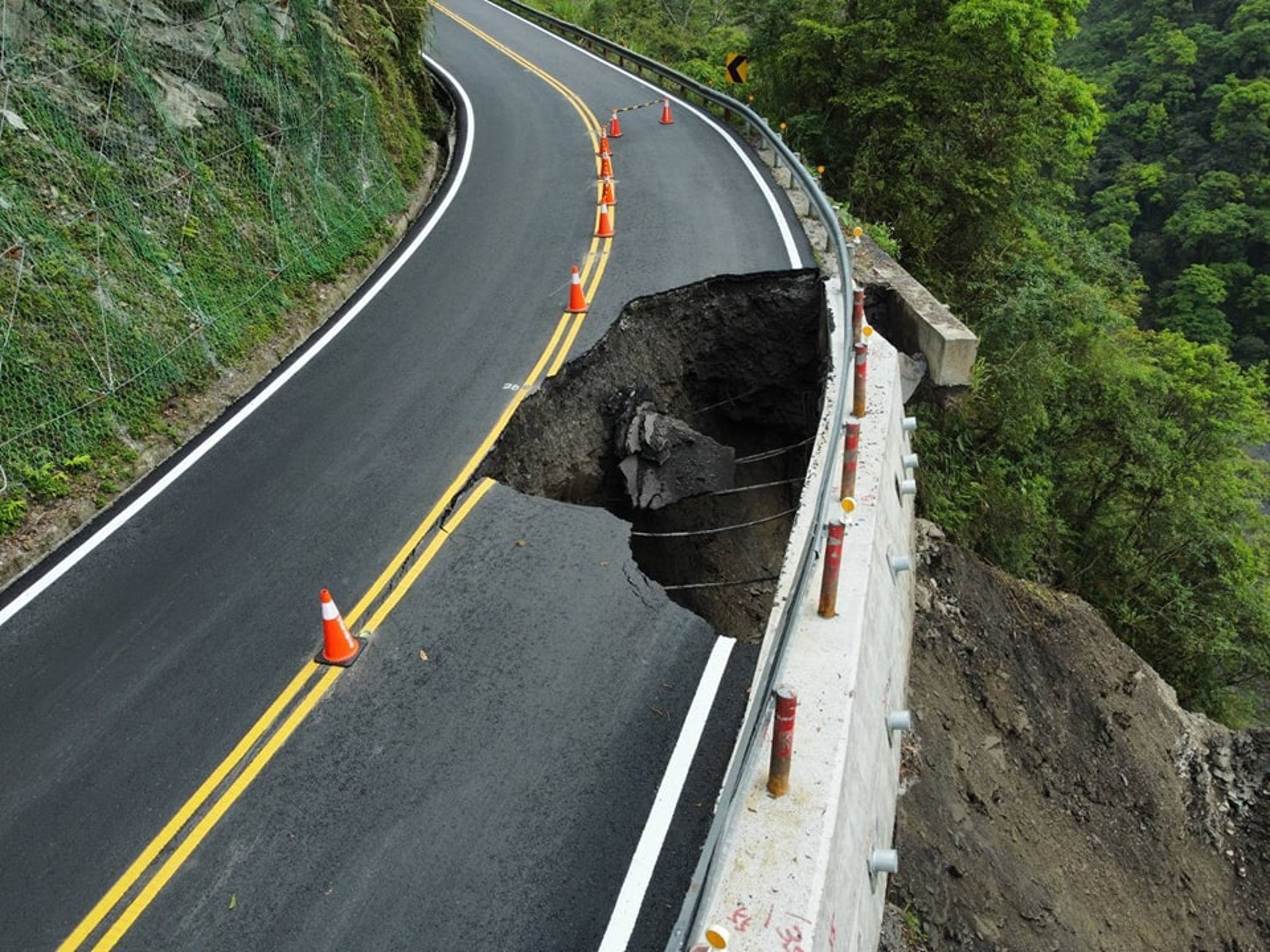 位於宜蘭的太平山國家森林遊樂區園內道路今日下午發生坍方，陷落約10層樓高。（取自太平山國家森林遊樂區臉書）
