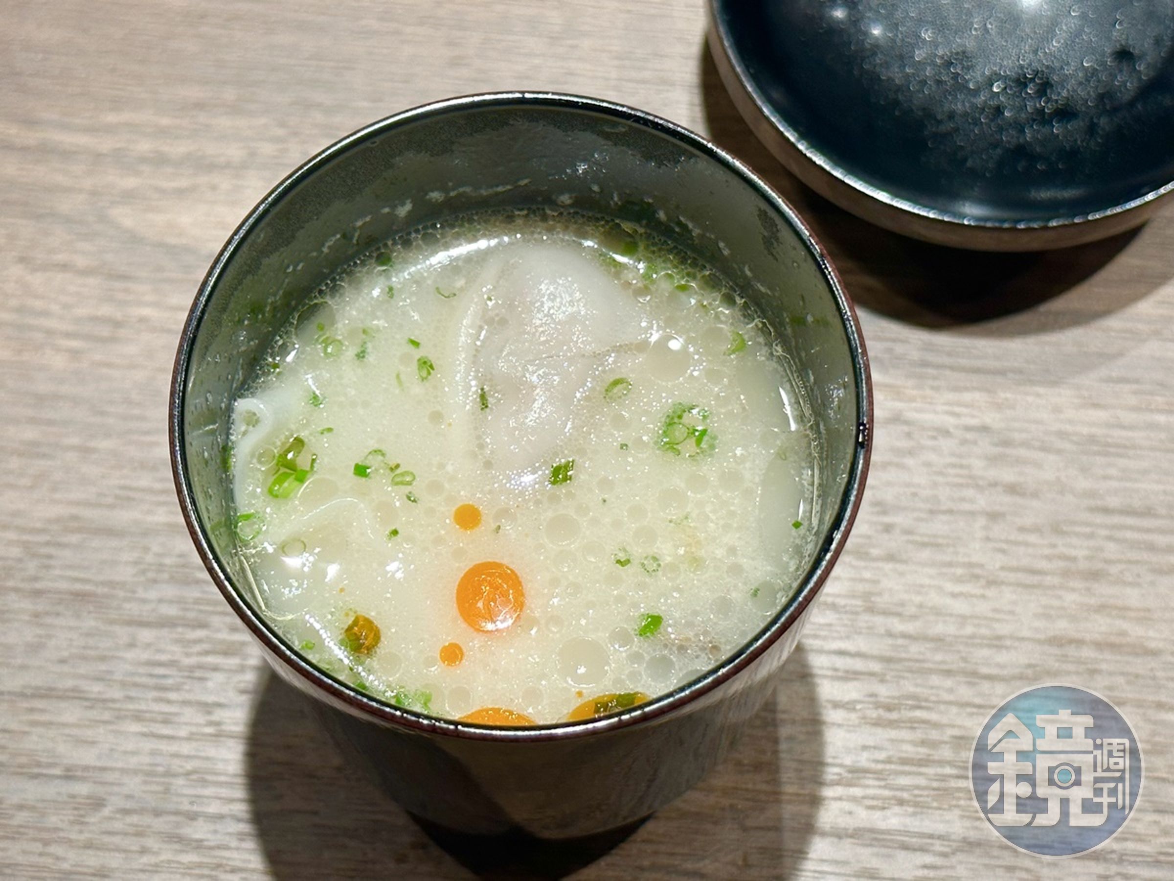 「牛尾湯」風味介於清爽到濃郁之間,還吃得到和牛餛飩。