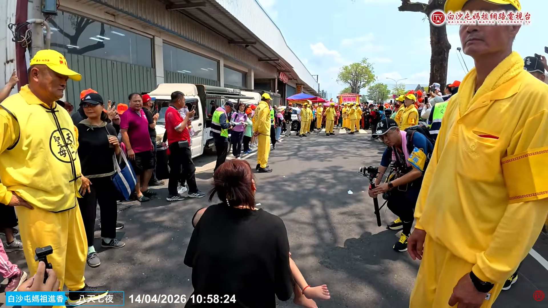 媽媽帶重病兒跪求媽祖庇佑。（翻攝白沙屯媽祖網路電視台YT）