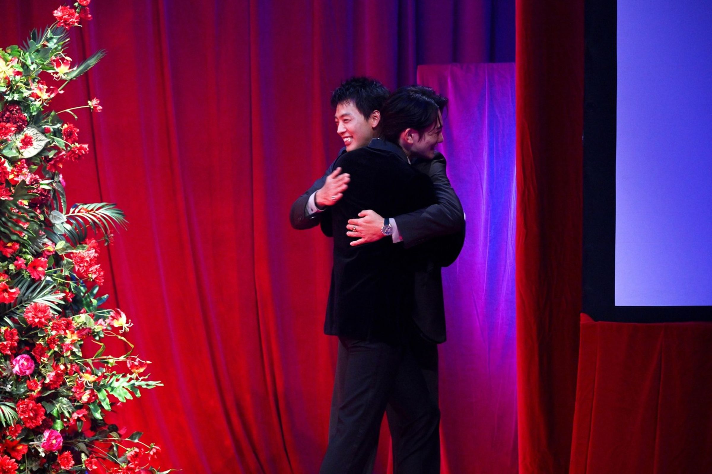 竹內涼真與町田啓太在記者會上擁抱。(翻攝Netflix jp IG)
