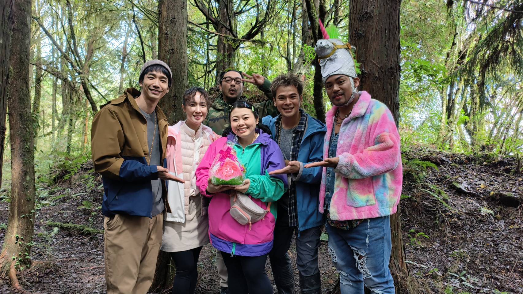 渡邊直美(前中)在拍片現場過生日,同片演員劉以豪(左起)、小薰、監製簡學彬、導演蘇達、撒基努等人一起為她慶祝。(華映提供)