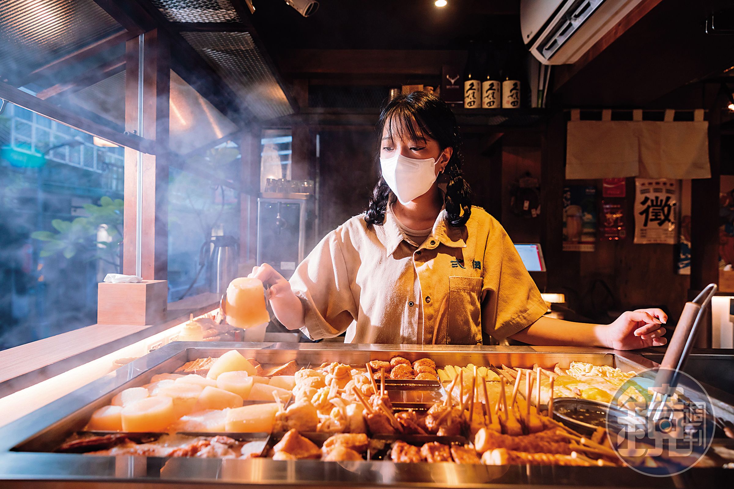 冒著熱氣的煮台供應近25種食材。