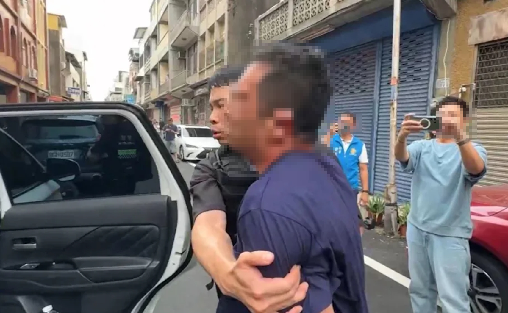 苗栗今天驚爆一起社會案件，40多歲邱姓男嫌持刀隨機傷人，共造成3人受傷。（翻攝畫面）