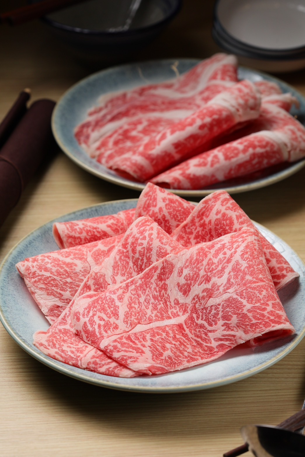 身為「肉控」的武俊傑強調，自家提供的肉品都從部位到品質都絕對掛保證。（前，日本A5和牛紐約客，580元／份、後，美國PRIME牛小排，380元／份）