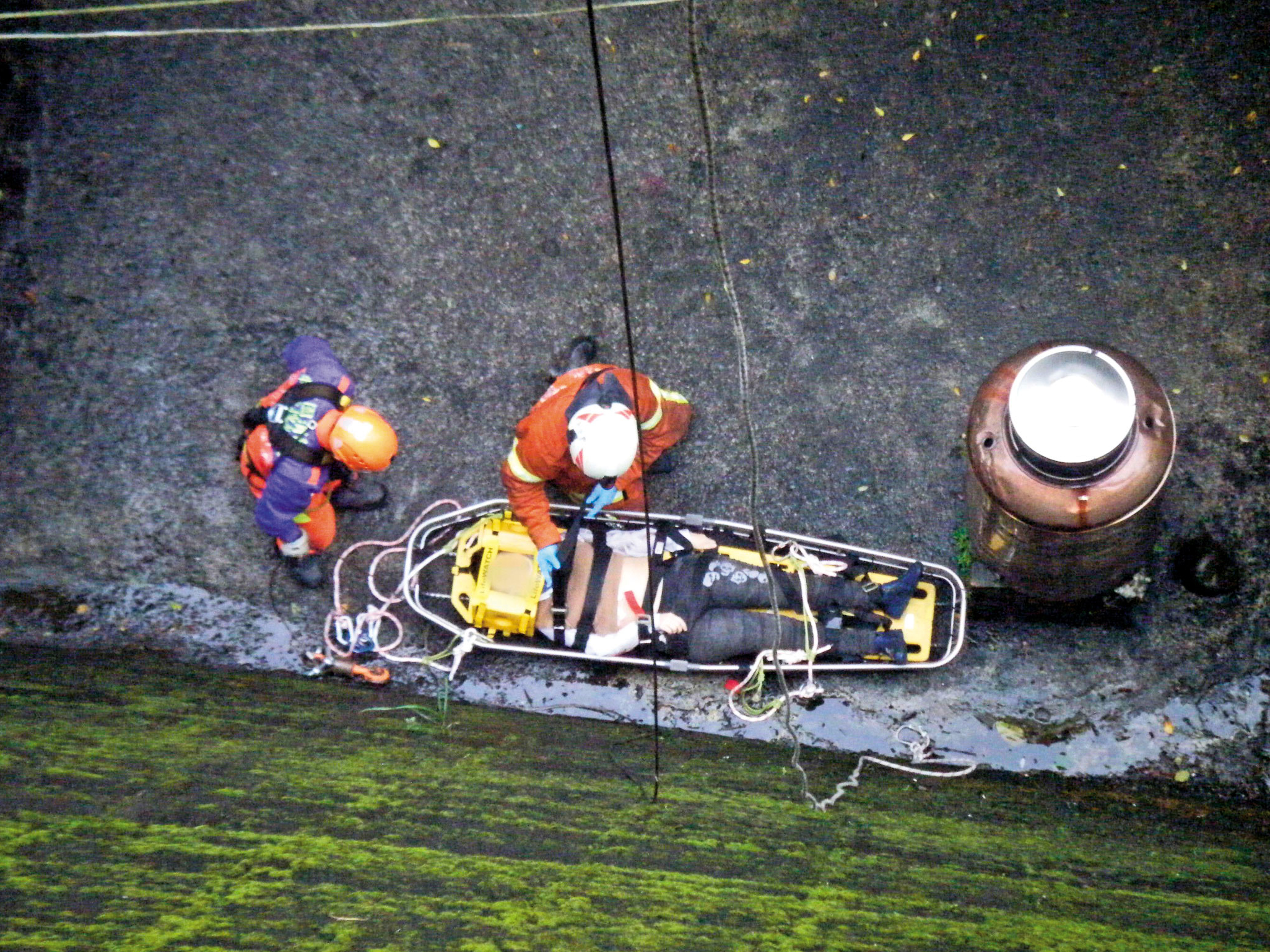 葉女跌落16公尺深的水泥地，雖送醫急救，仍傷重不治。（翻攝畫面）