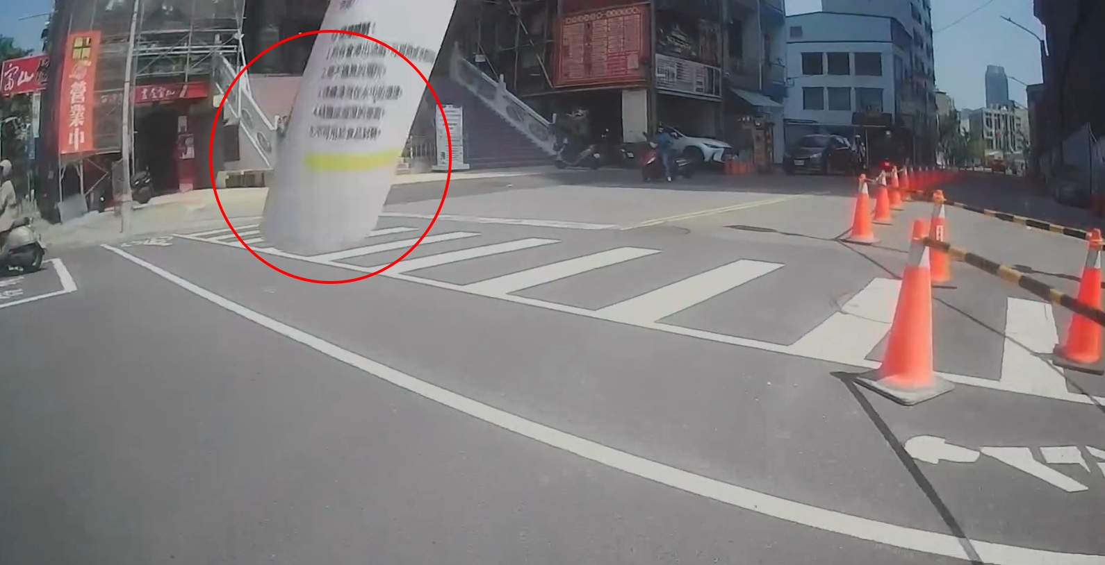 該網友行經高雄市區工地，目擊物品自高空墜落險些砸中，嚇得驚聲尖叫。（翻攝自threads @lai_what）