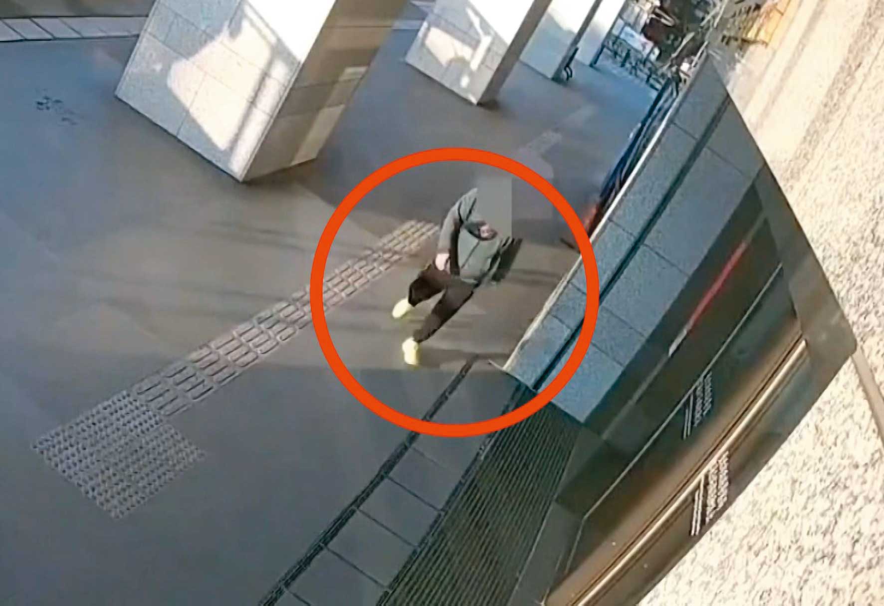 鍾文智（紅圈者）在判刑確定的消息公布前一刻接到神祕電話，隨後從台北101搭計程車潛逃。（翻攝畫面）