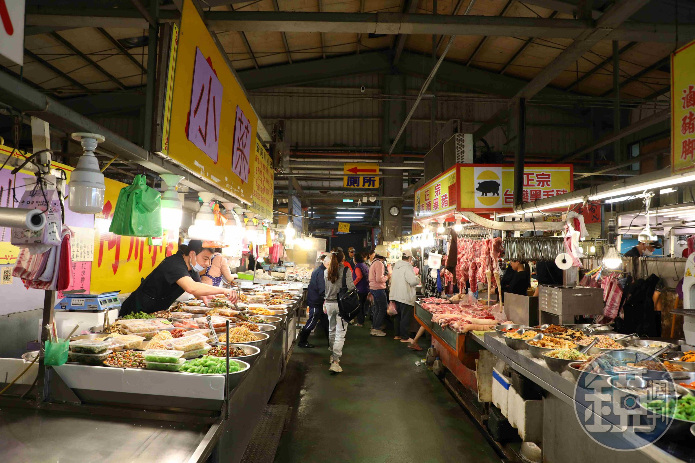 市場面積不大，但攤位種類很全，生鮮魚肉、蔬果、熟食、小吃都齊備。