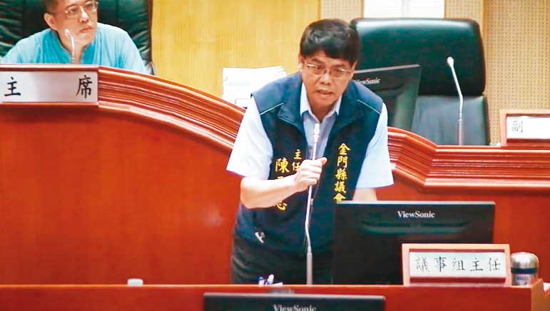 周子傑（主席座上藍衣者）18日詢問議事人員，為何第一節質詢沒有直播。（翻攝kmcc金門縣議會YT）
