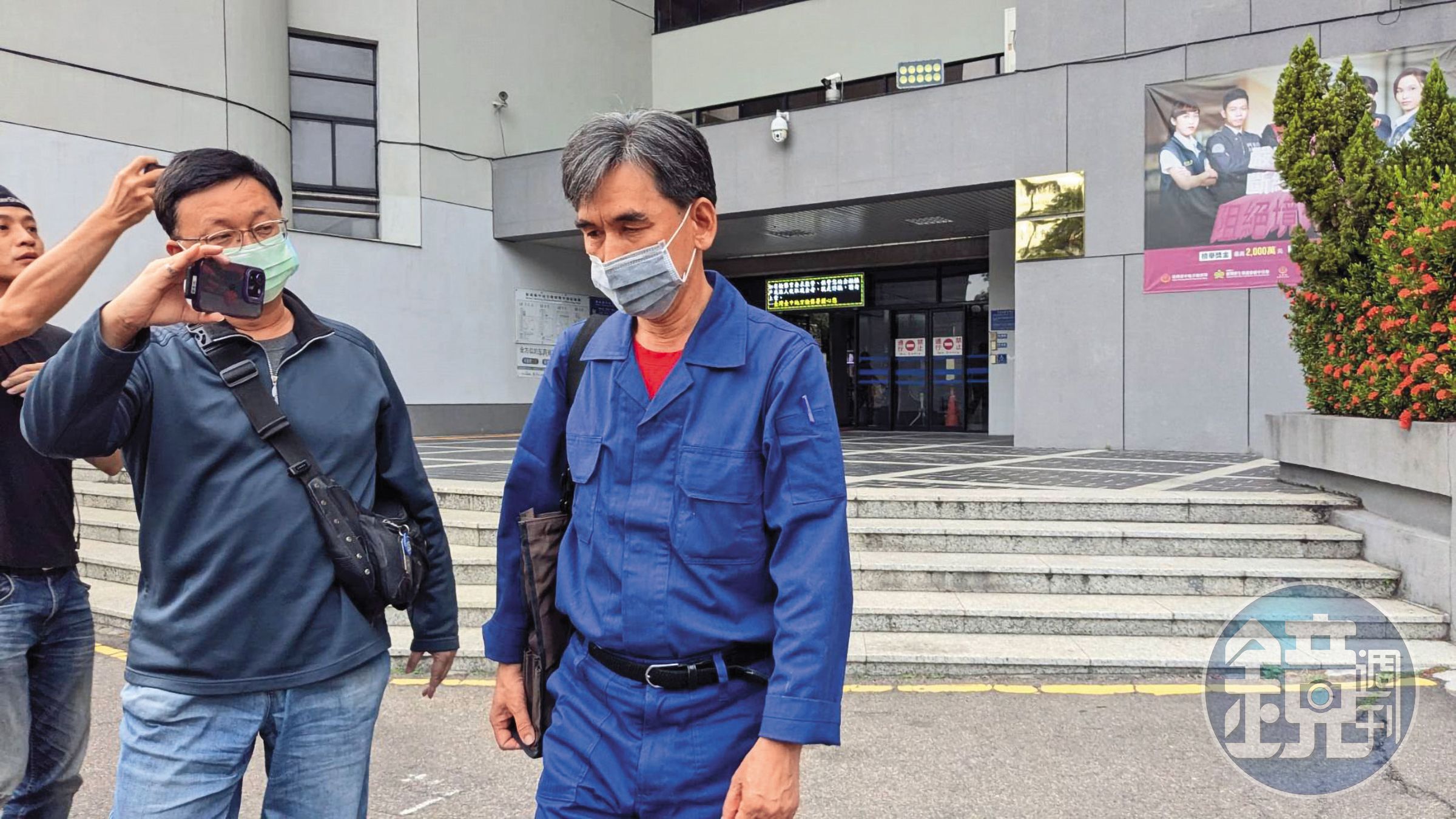 台中市動保處賴姓技佐（右）被傳訊到案，低調離去。