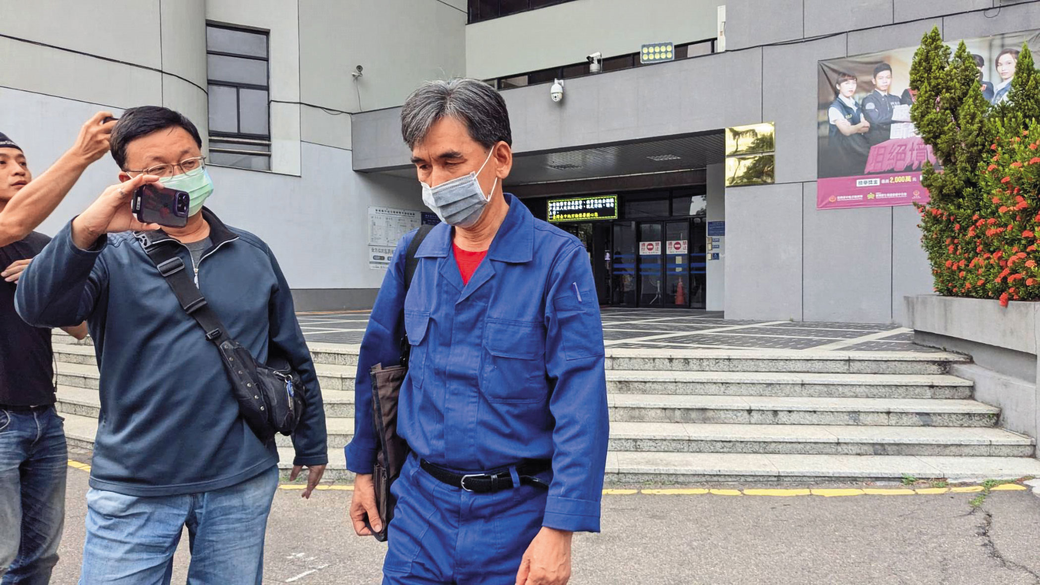 台中市動保處賴姓技佐（右）被傳訊到案，低調離去。