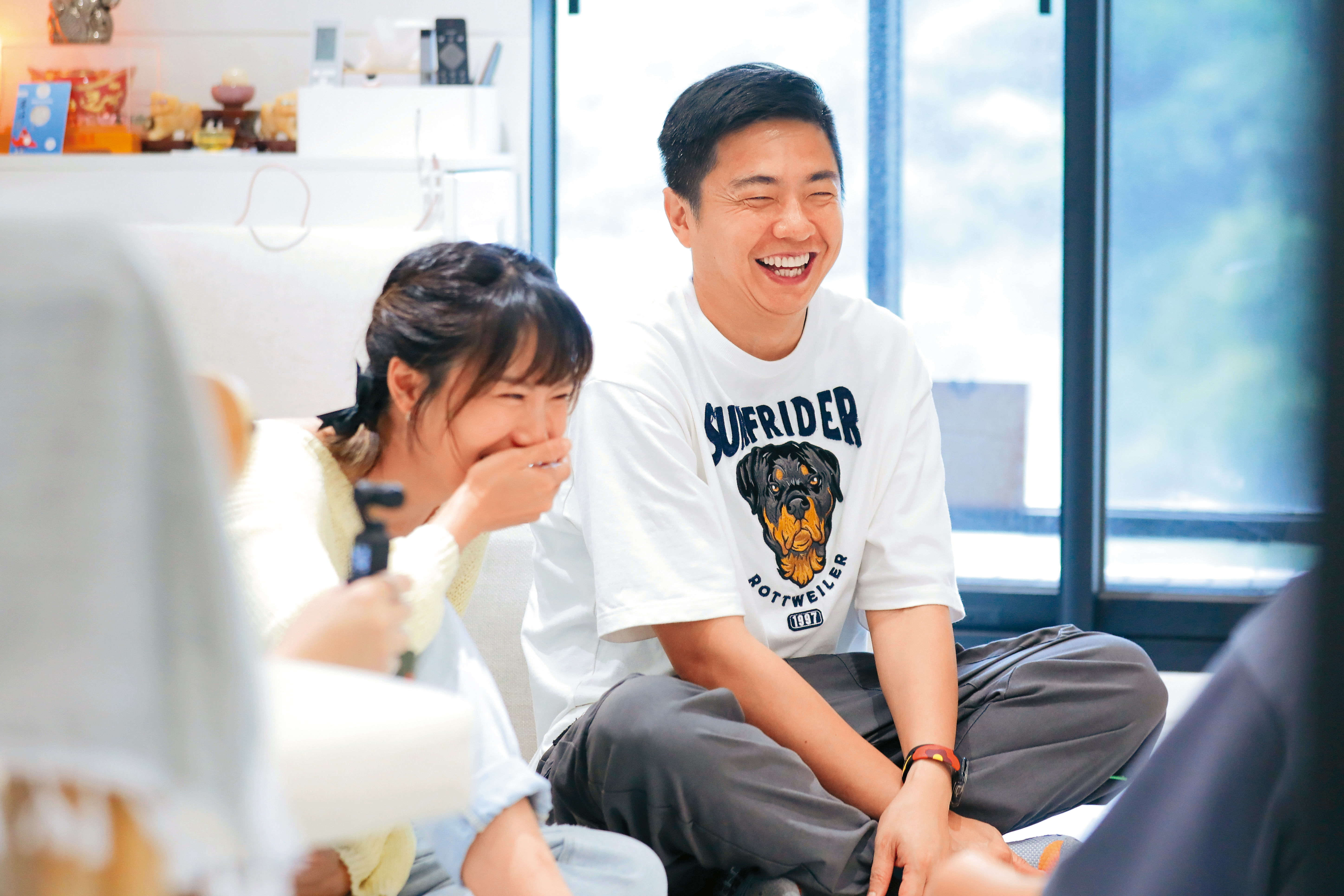 大牙新領養一隻雪納瑞99回家，因老犬不愛在家大小便，熊爸特別來幫忙解疑難。