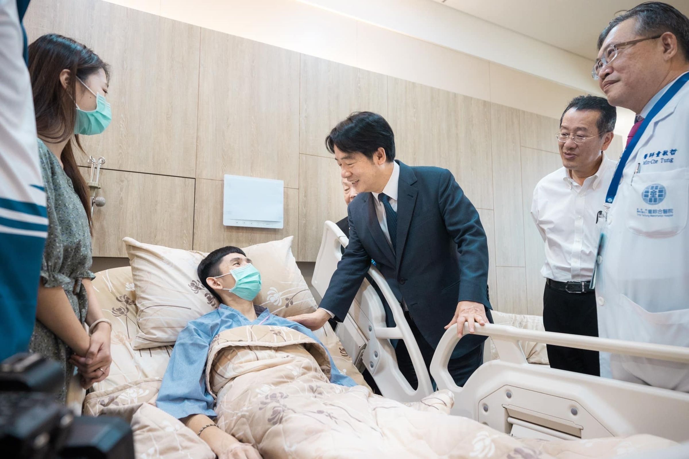 幻象飛官謝沛勳早上辦理出院，返家與家人團圓過中秋。（翻攝自臉書＠賴清德）