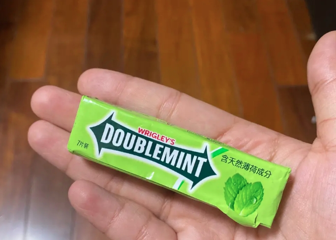 一名平常不吃口香糖的網友，與路邊阿嬤買口香糖卻被阿嬤怒丟。（翻攝自Dcard）