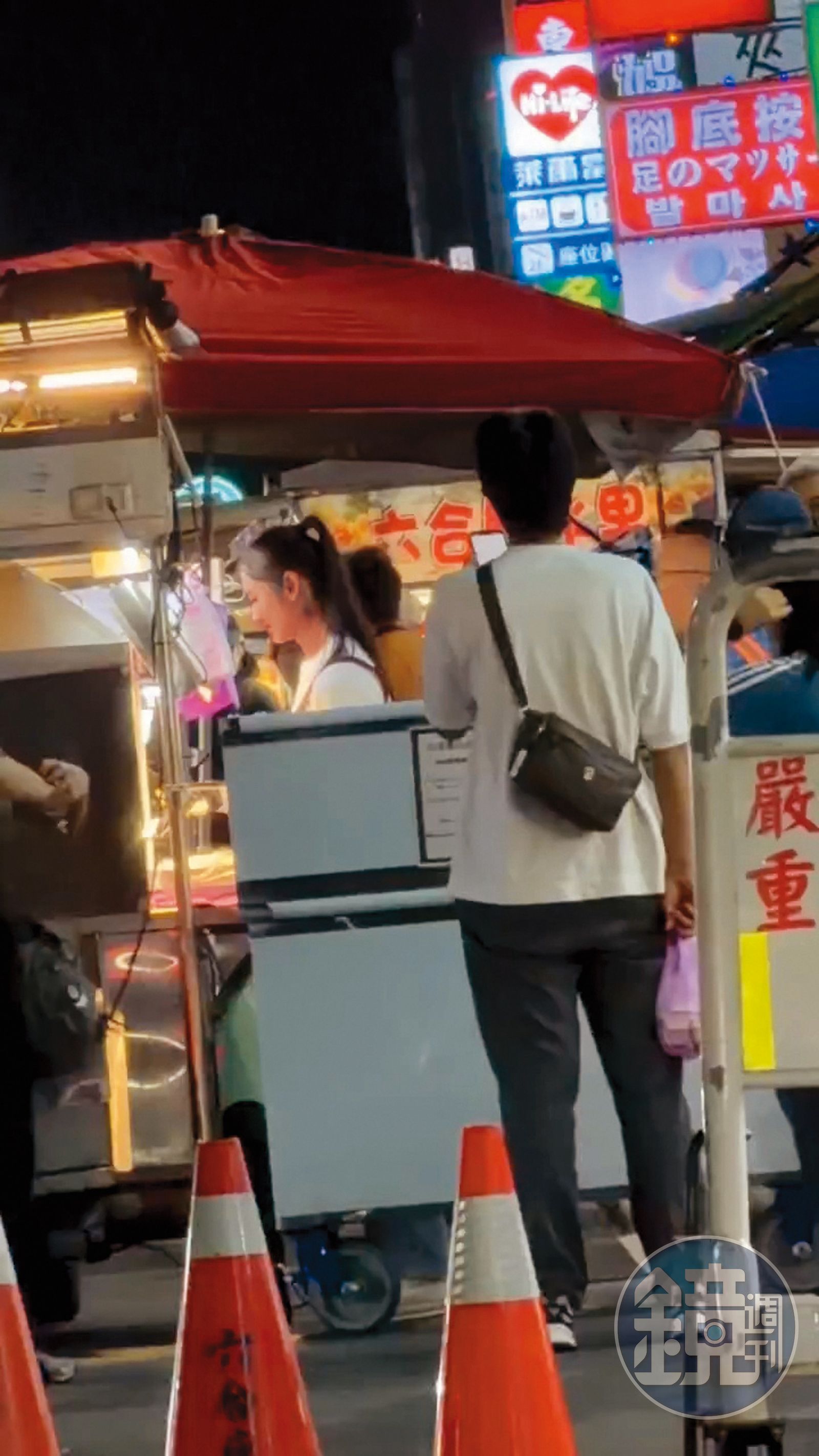 5/14，21:11，茱蒂蒙為了演出戲裡在夜市工讀的背景，還事先特地去學炸臭豆腐。（讀者提供）