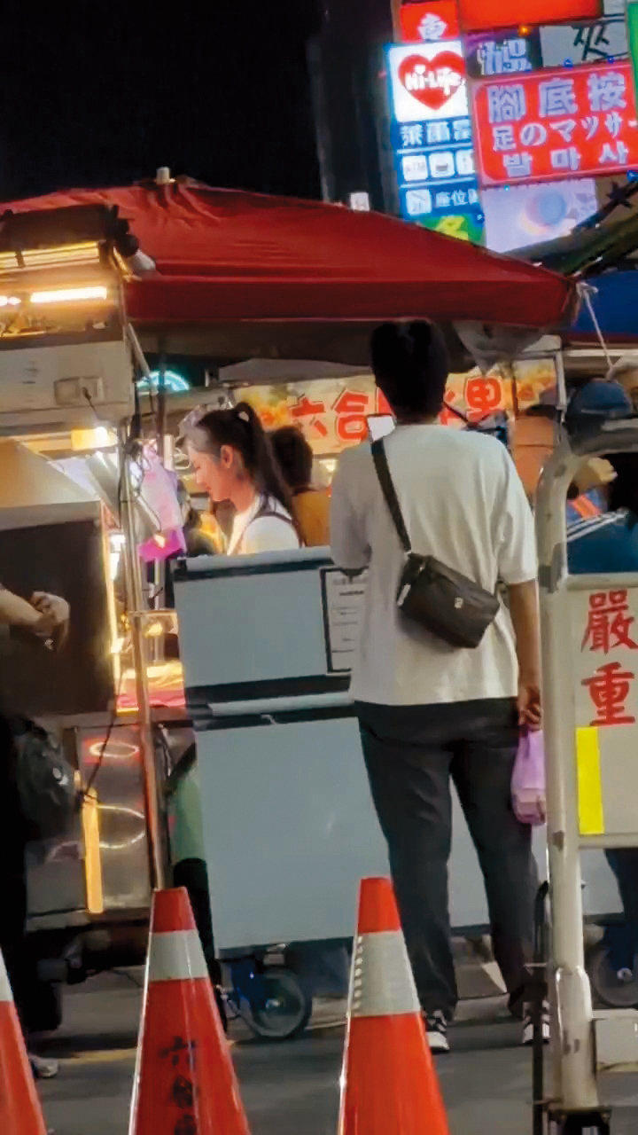 5/14，21:11，茱蒂蒙為了演出戲裡在夜市工讀的背景，還事先特地去學炸臭豆腐。（讀者提供）