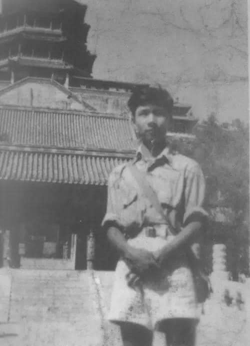 鄭愁予1933年出生於中國山東省濟南,父親鄭長海為陸軍少將。他出生的時代,是中國抗日戰爭、國共抗戰的時代,童年時期常因戰爭而不斷遷徙。16歲的他隨著擔任華北剿匪總司令部參謀長的父親一路南遷,最後來到台灣,落腳新竹。(翻攝鄭愁予的世界臉書)