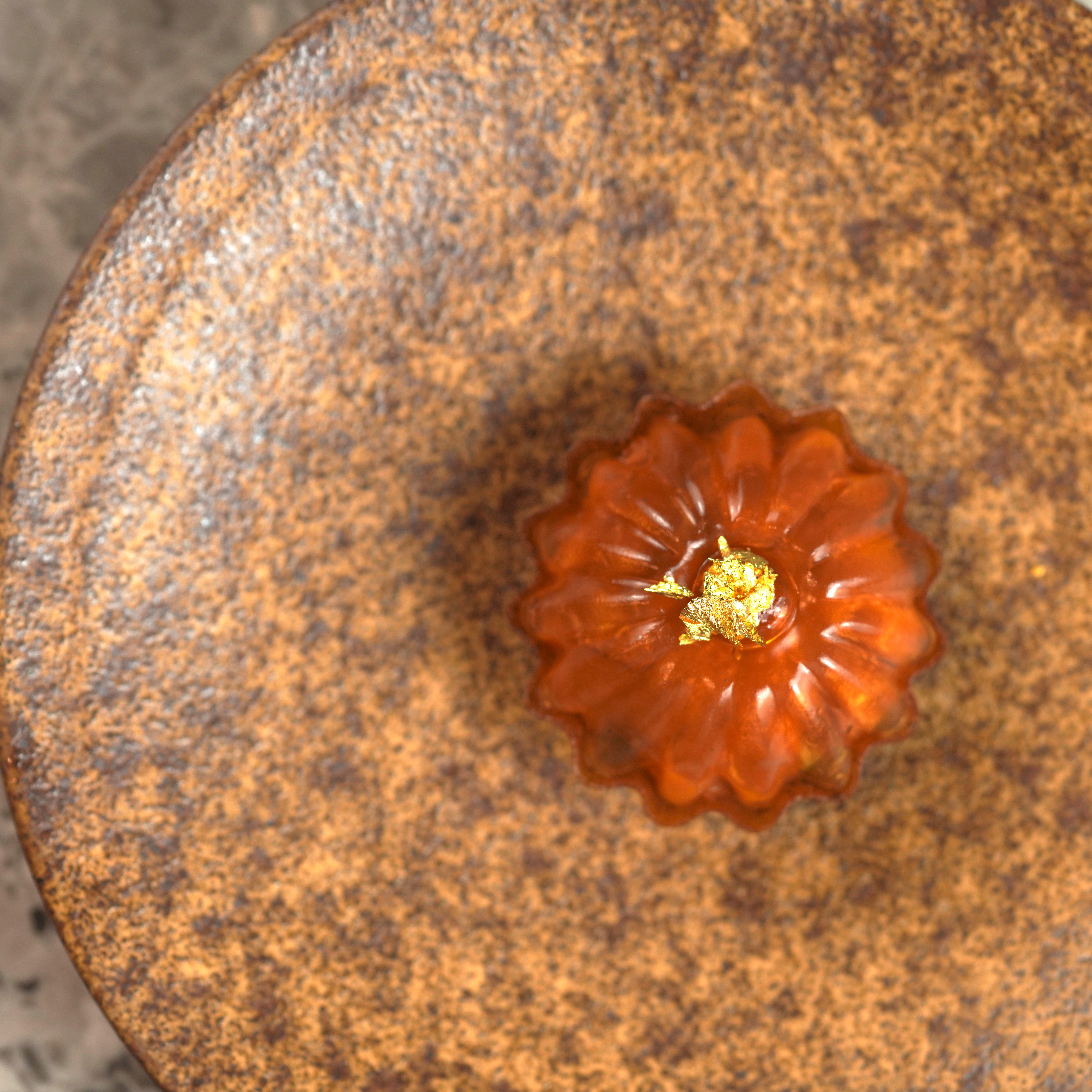 日前以私人名義來台北「蘭」餐廳客座的主廚Aven Lau，便是以「北海道海膽｜菊芋」這道美麗且味道層次豐富的創意菜打出名號，Chef Aven目前擔任香港一星法餐「ÉPURE」主廚。（蘭餐廳提供）