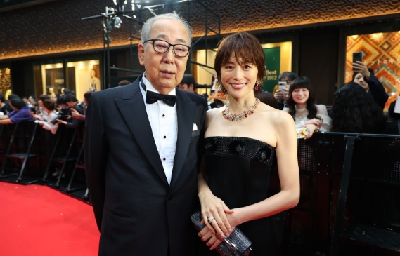 米倉涼子（右）主演《劇場版派遣女醫X FINAL》去年入選女性賦權單元，她與岸部一德一起現身紅毯造勢。（東京國際影展提供）