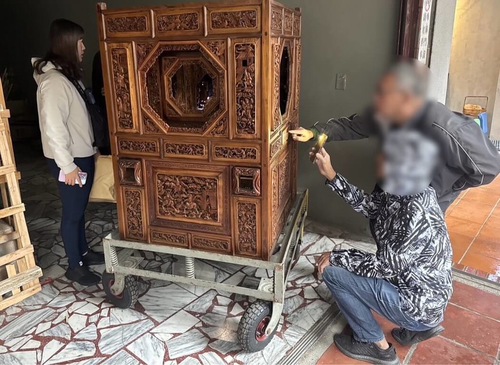 台南市鹽水區廣濟宮，去年將一頂百年神轎送修後疑遭人「掉包」（台南市警局提供）