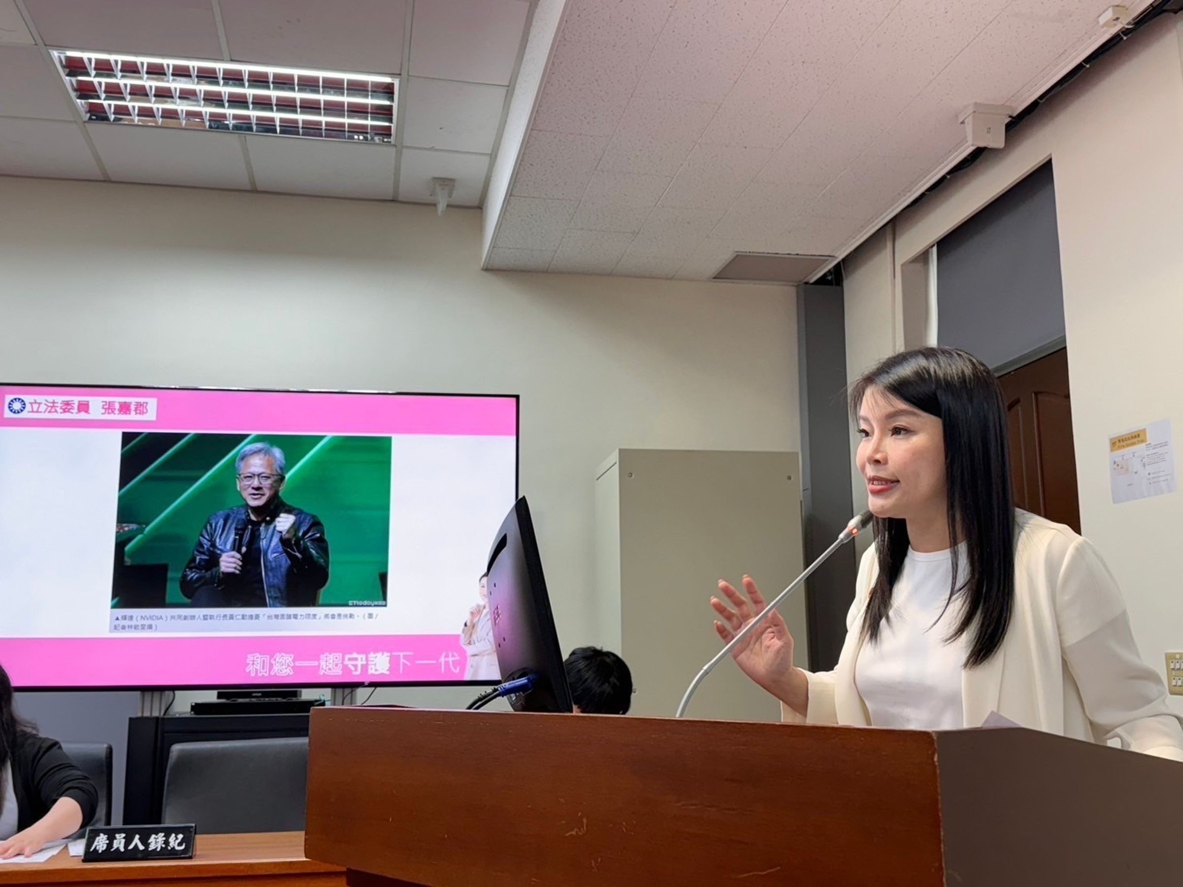 國民黨立委張嘉郡今(12)日質詢時示警,直指韓國正刻意炒作台灣能源問題。(立委張嘉郡國會辦公室提供)