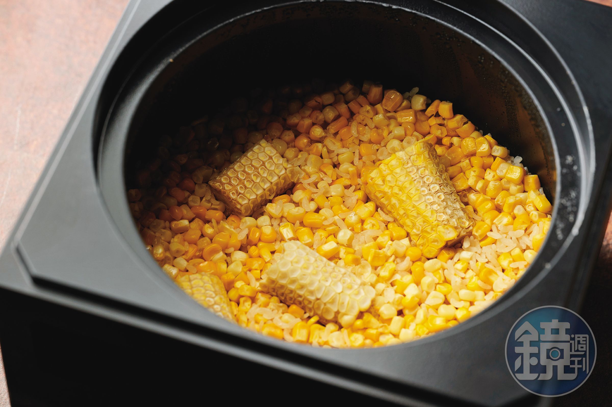 「釜飯」嘗得到水果玉米和甜玉米的雙重甜味,米飯吸飽雞高湯香氣。