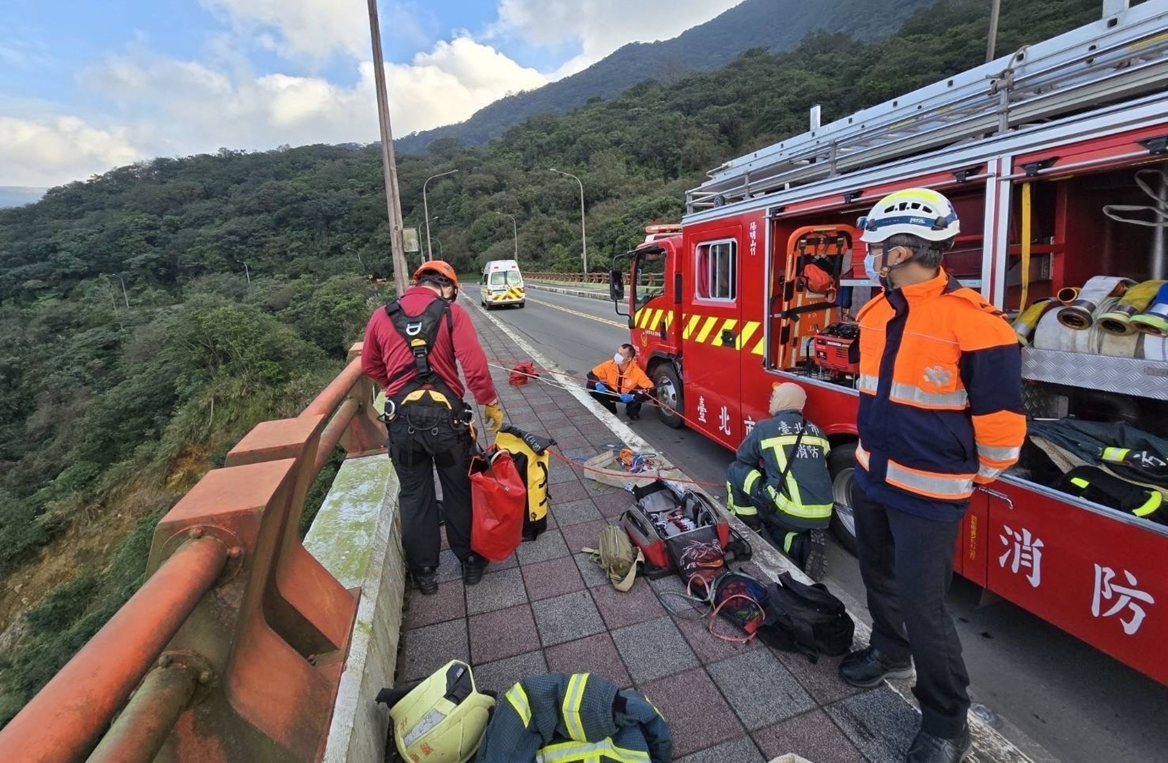 陽明山馬槽橋驚傳有女子墜橋，警消將她救起時已無生命跡象。（翻攝畫面）