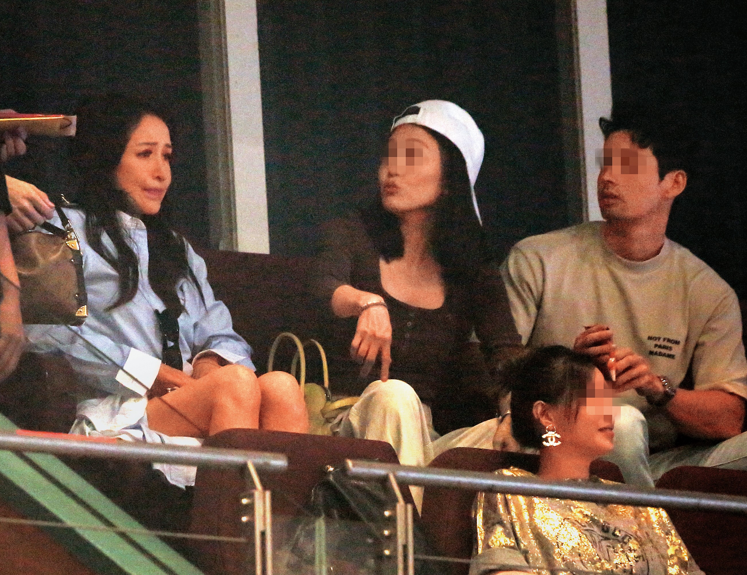 2年前，蕭亞軒（左）與傳曖昧的「東先生」（右）一起在台北小巨蛋欣賞王力宏的演唱會。