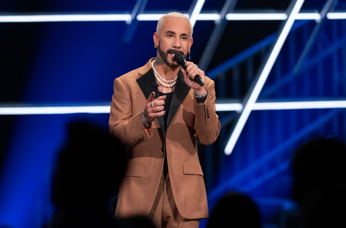 「新好男孩」AJ擔任歌唱選秀節目《最強盲選樂團》的主持人，也回顧節目錄製時與評審兼導師之一的連恩種種過往。（Netflix提供）