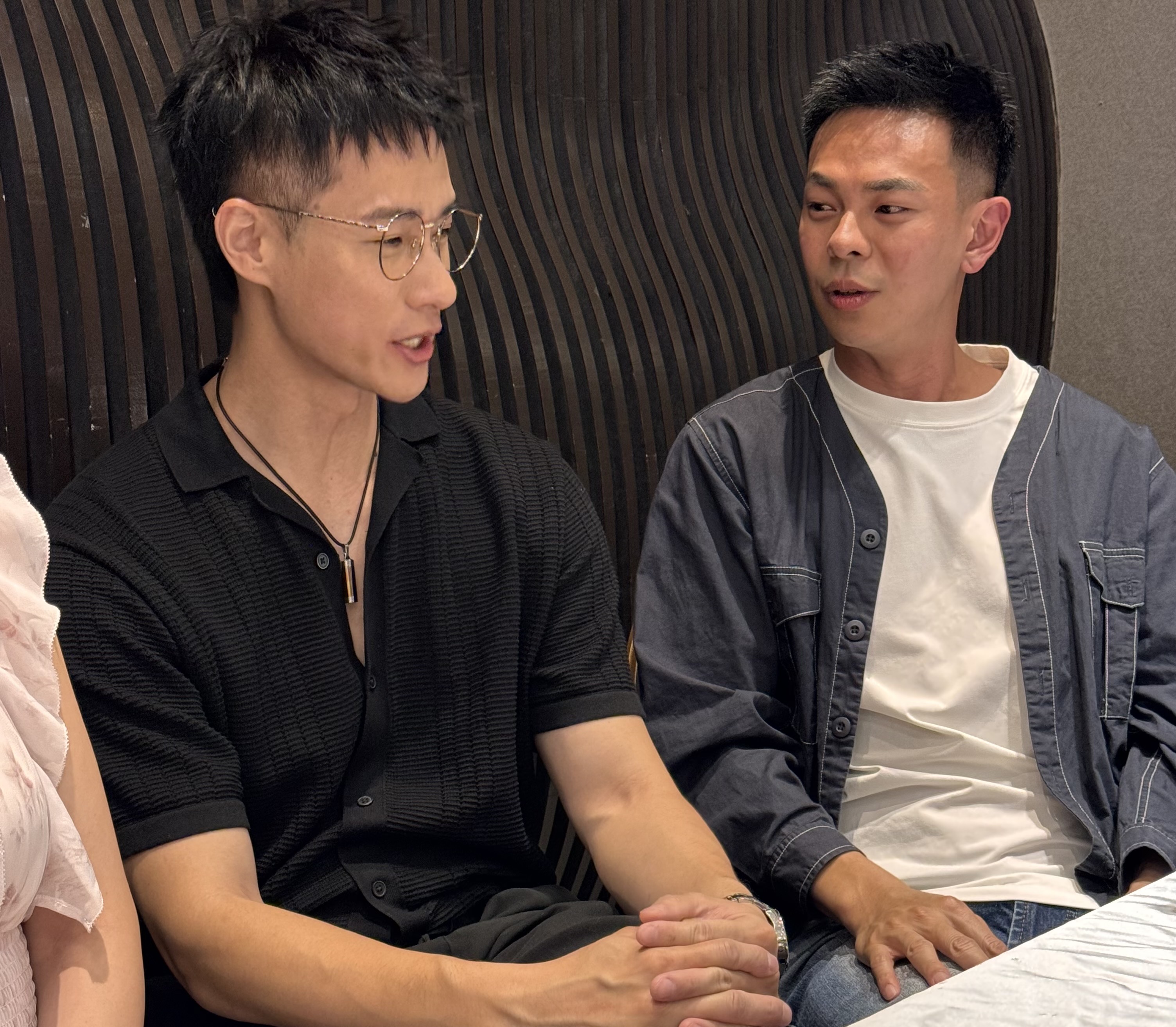 孫綻(右)上周殺青酒才說往目標努力就傳分手。(左為盧彥澤)