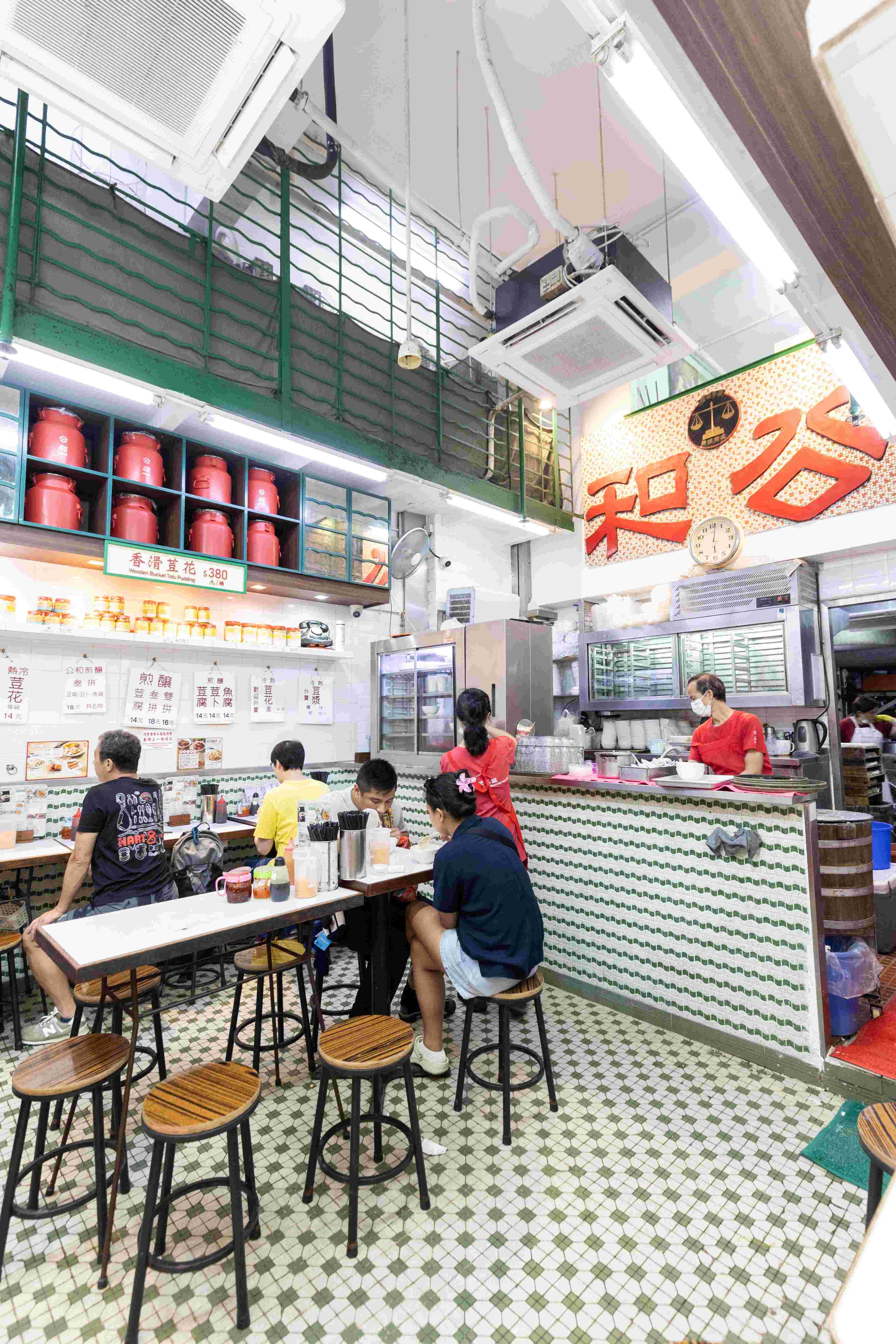 這家店也可內用，裡頭整理得不錯，很有復古氛圍。