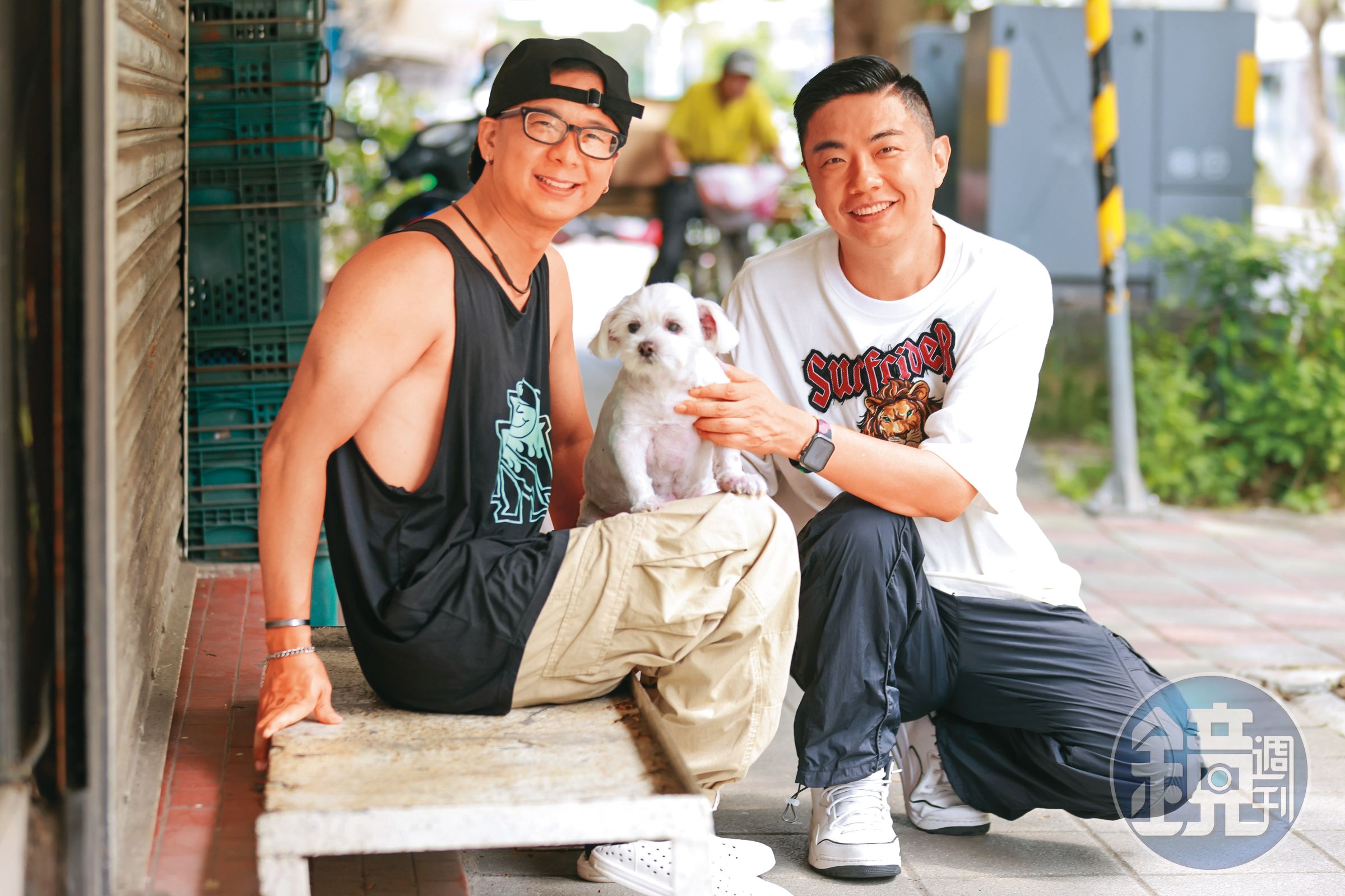 男星阿甘(左)飼養14歲的Latte,面對老犬的照護,他希望熊爸(右)給予指導。