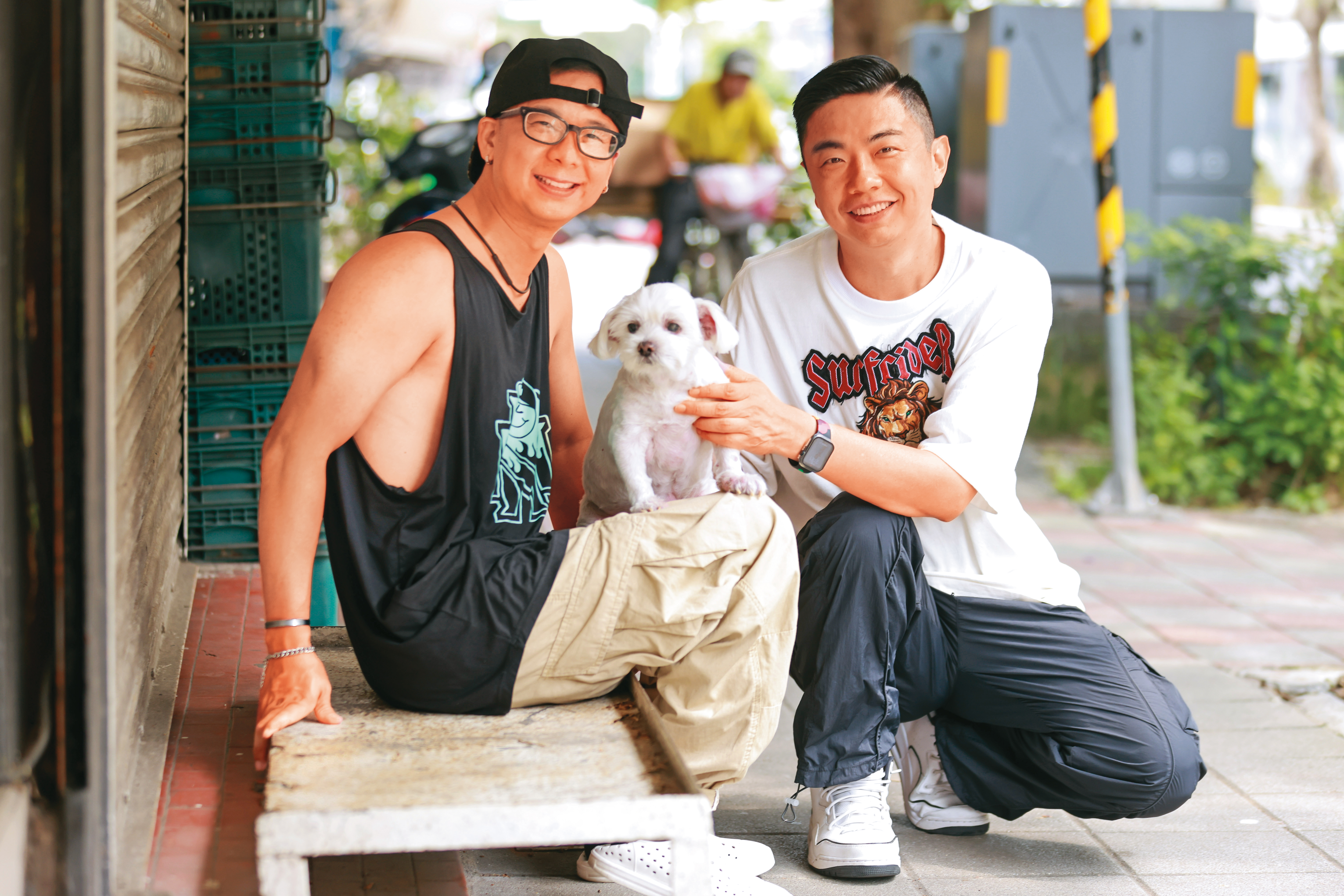 男星阿甘（左）飼養14歲的Latte，面對老犬的照護，他希望熊爸（右）給予指導。