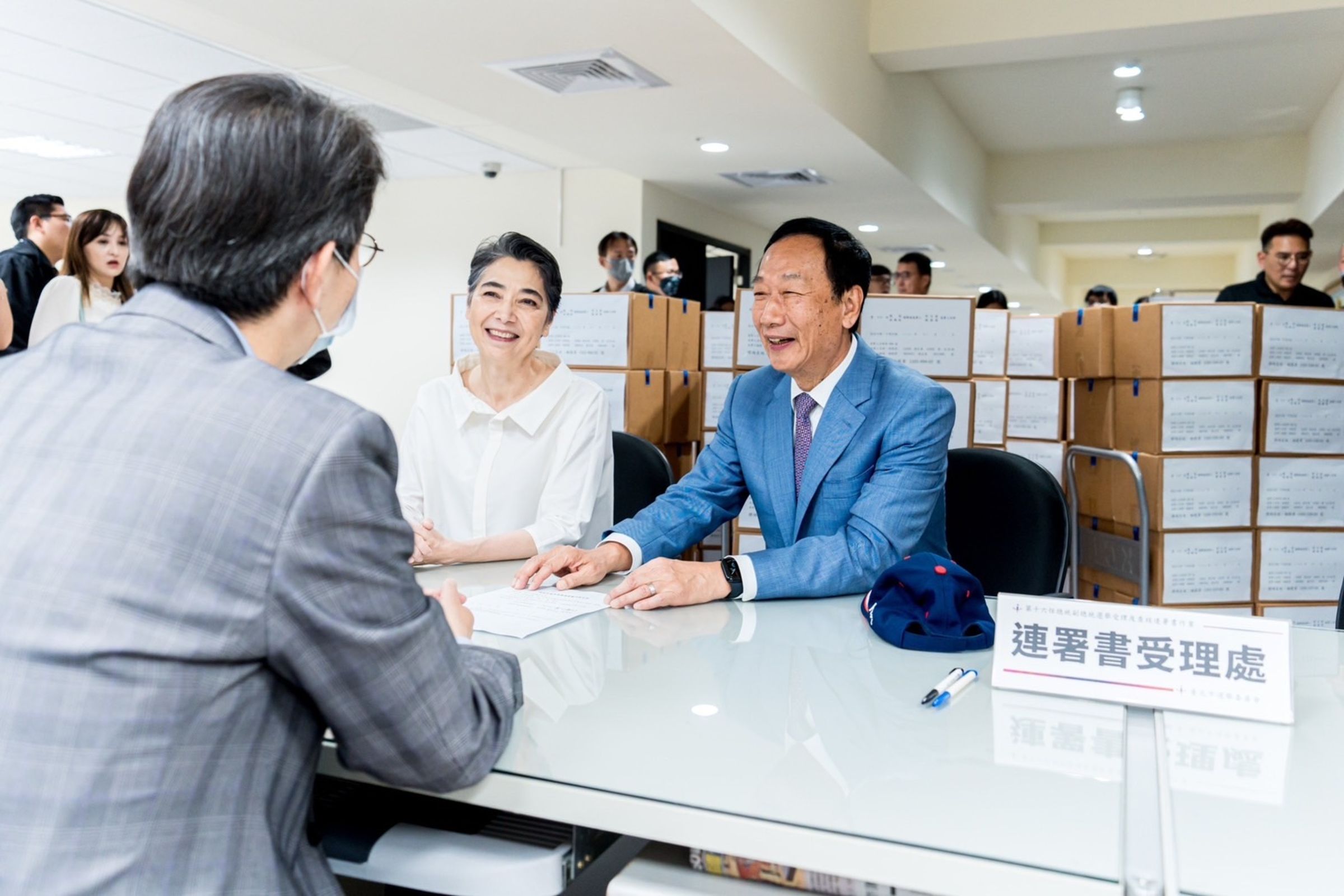 郭台銘今（1日）與副手搭檔賴佩霞，一起現身台北市選委會送件連署書。（郭台銘競選辦公室提供）