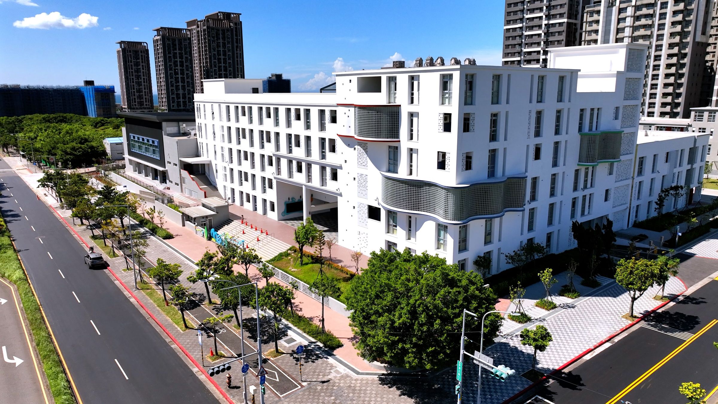 隨著淡海新市鎮人口快速成長，多所學校已達滿額，新北市教育局新建淡海國小，採雙語教學，為當地學童提供更多就學選擇。