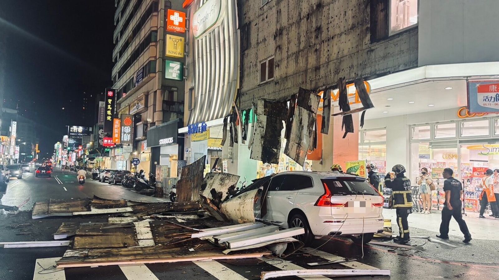 台中康是美招牌重砸5車!外牆連夜拆除清空 都發局勒令限期改善