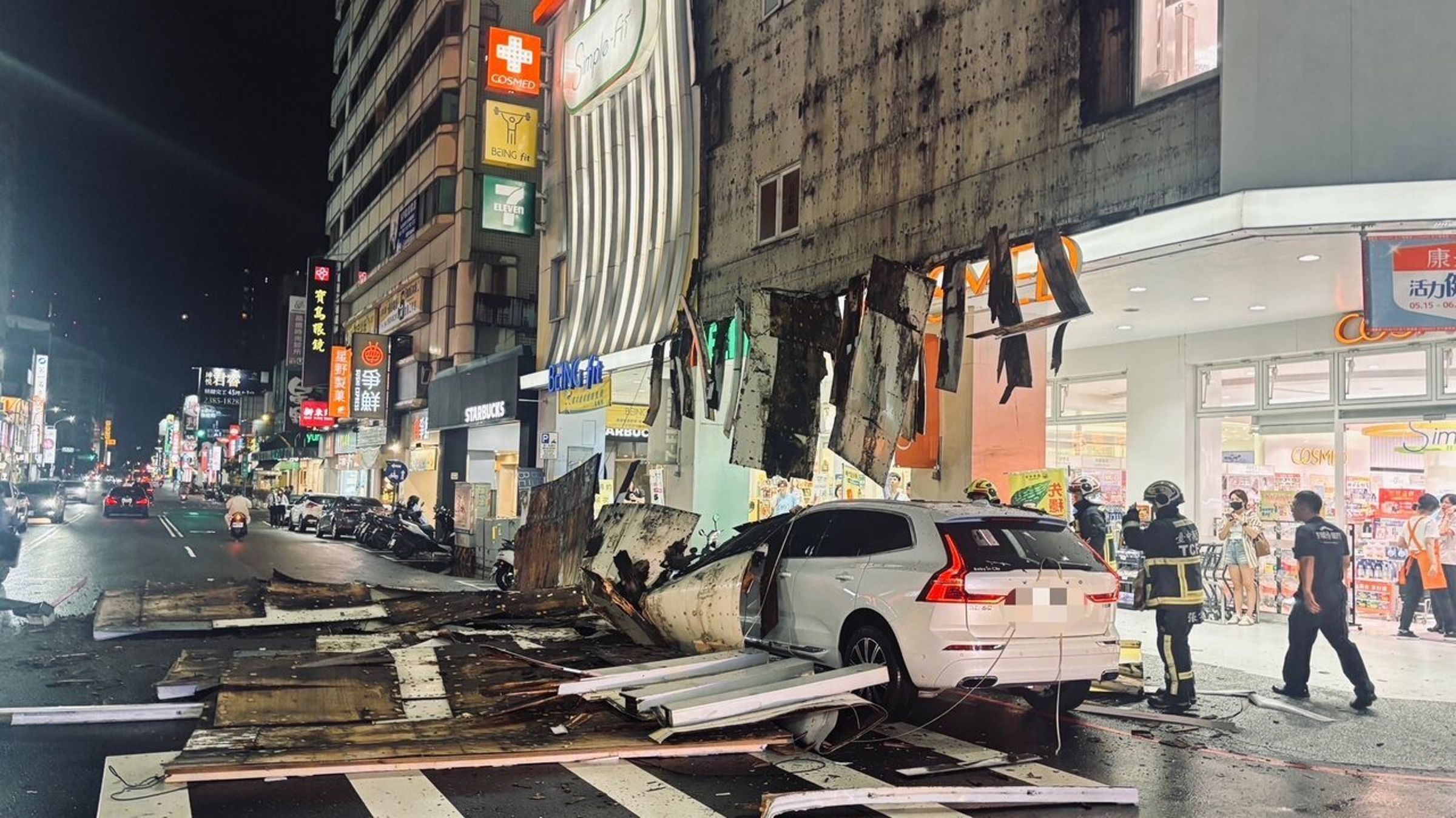 台中市西區勤美商圈公益路上的康是美，昨日晚上外牆大型廣告招牌突然掉落。（台中市政府提供）