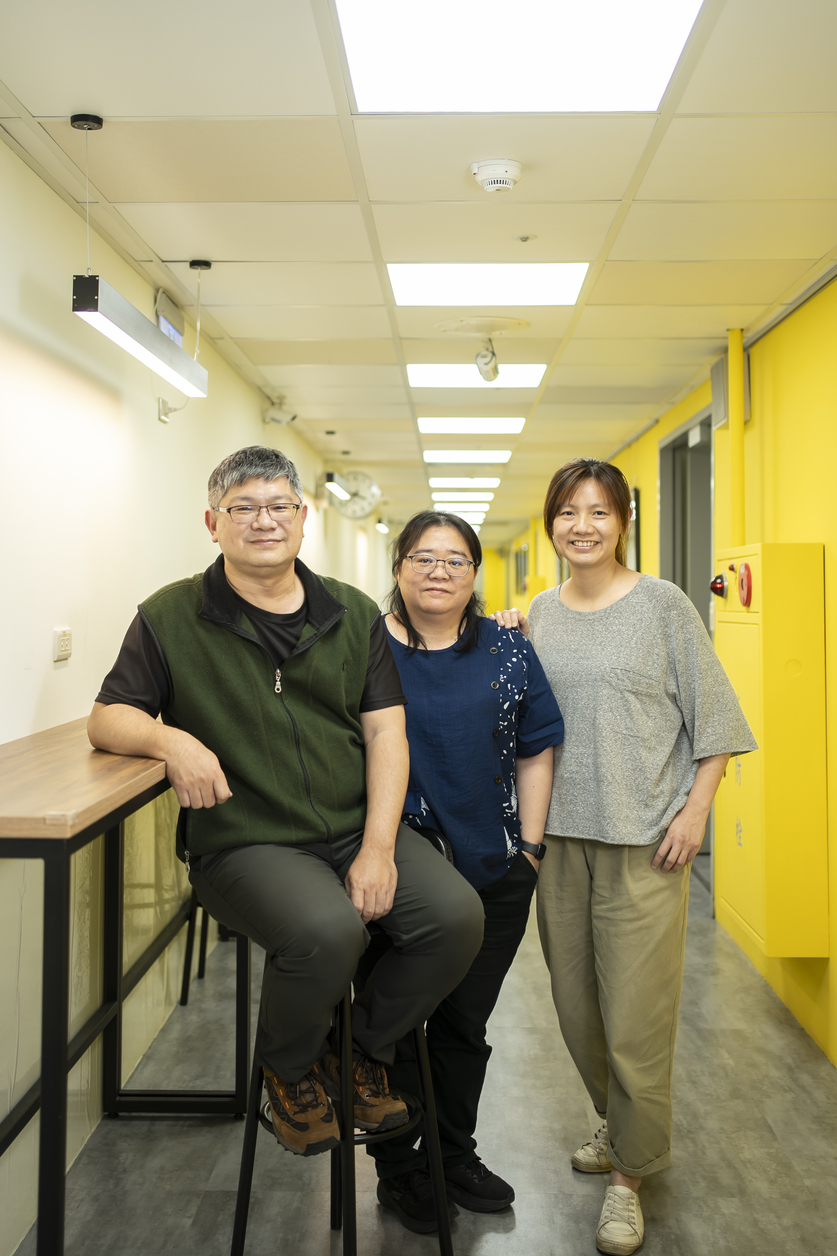 《下課花路米：全球暖化系列》製作人朱孝權（左起）、企劃吳建瑱與小公視組長賴彥如積極爭取與台灣極地研究中心合作。