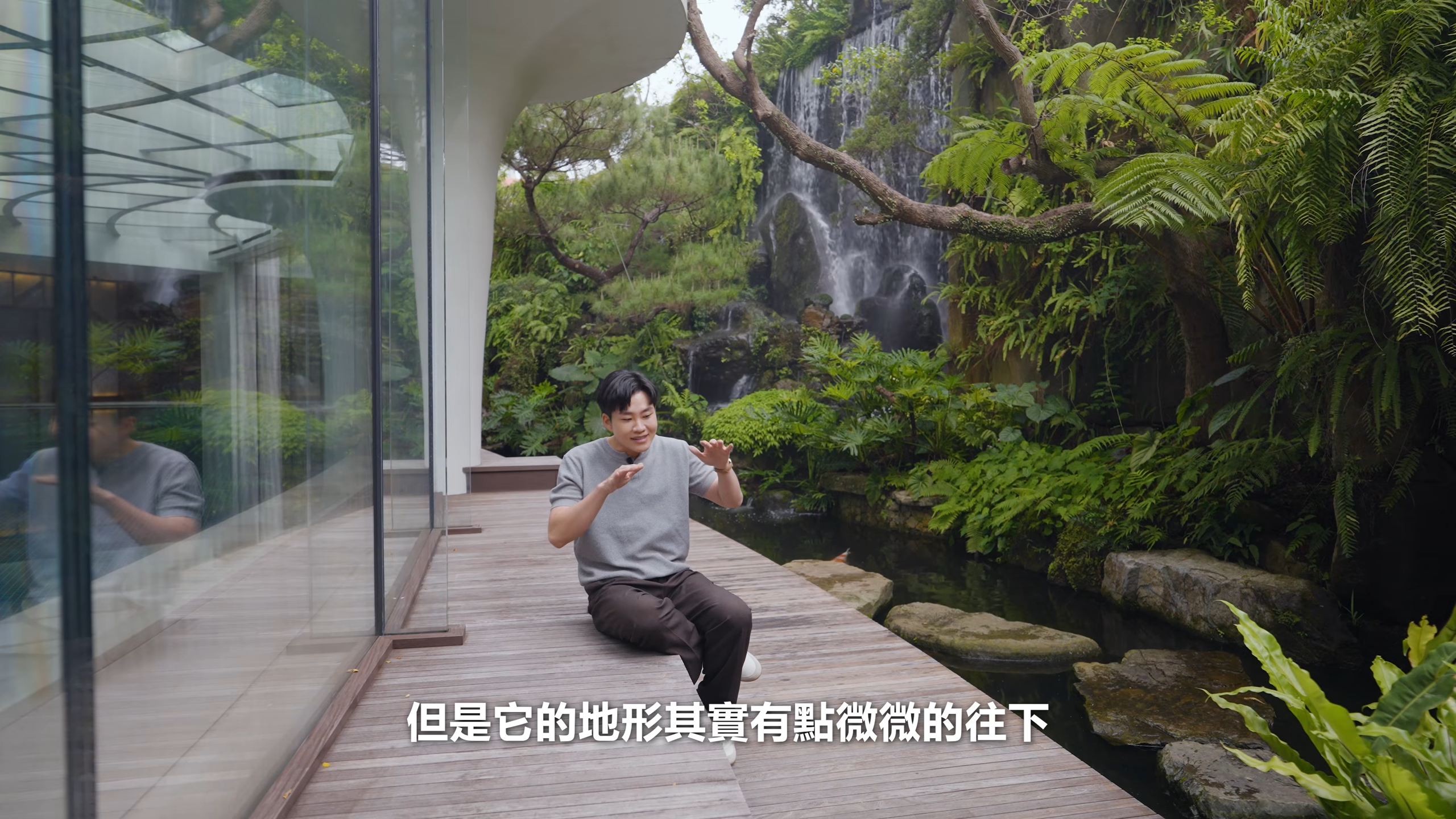 Joeman開場就被宛如森林的生態庭園給吸引住，還可見落差10公尺高的巨型瀑布。（翻攝自Joeman YT頻道）