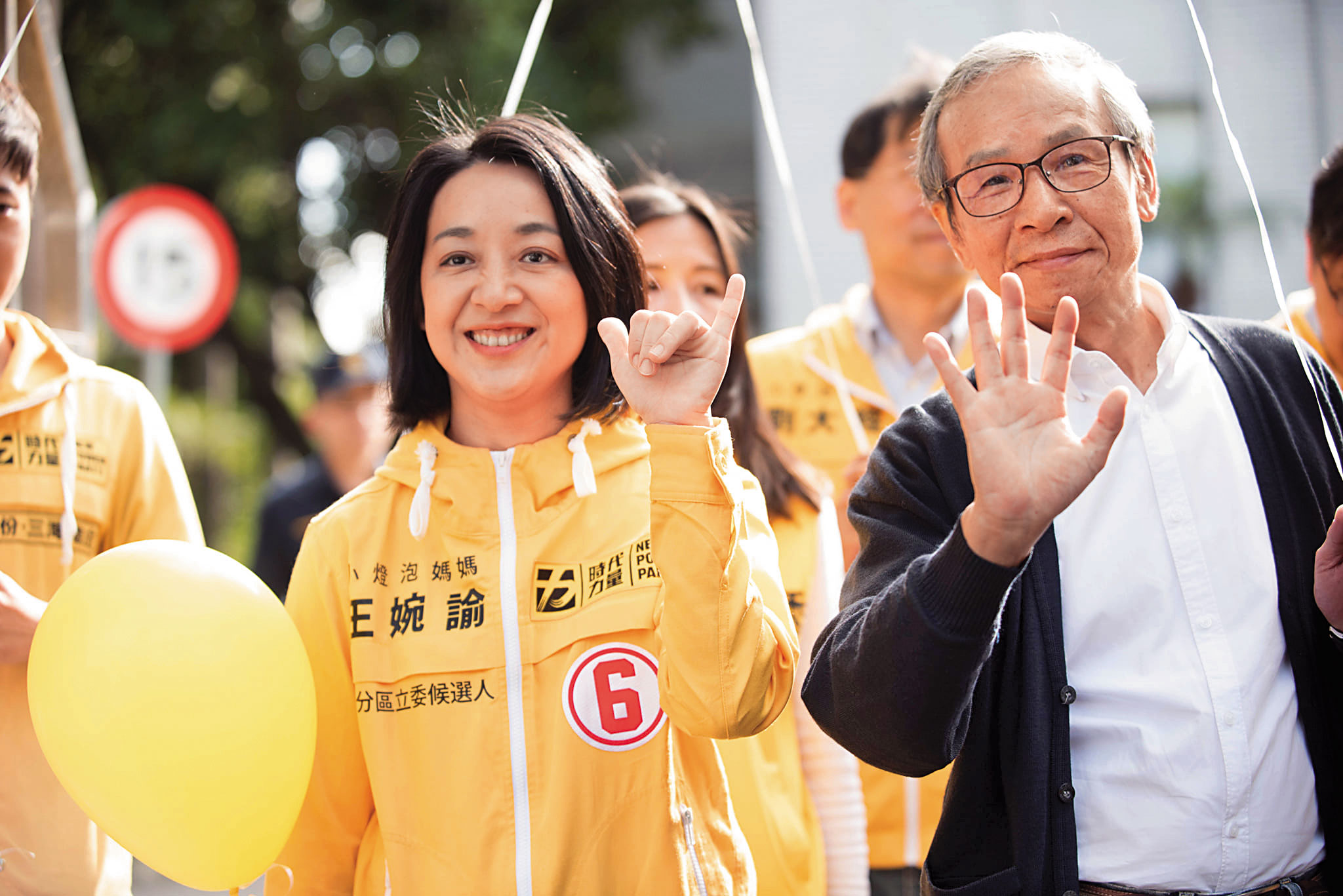 王婉諭（左）的社會影響力讓不同專業領域、政治傾向的名人都願意出面支持，右為吳念真。（翻攝自王婉諭臉書）