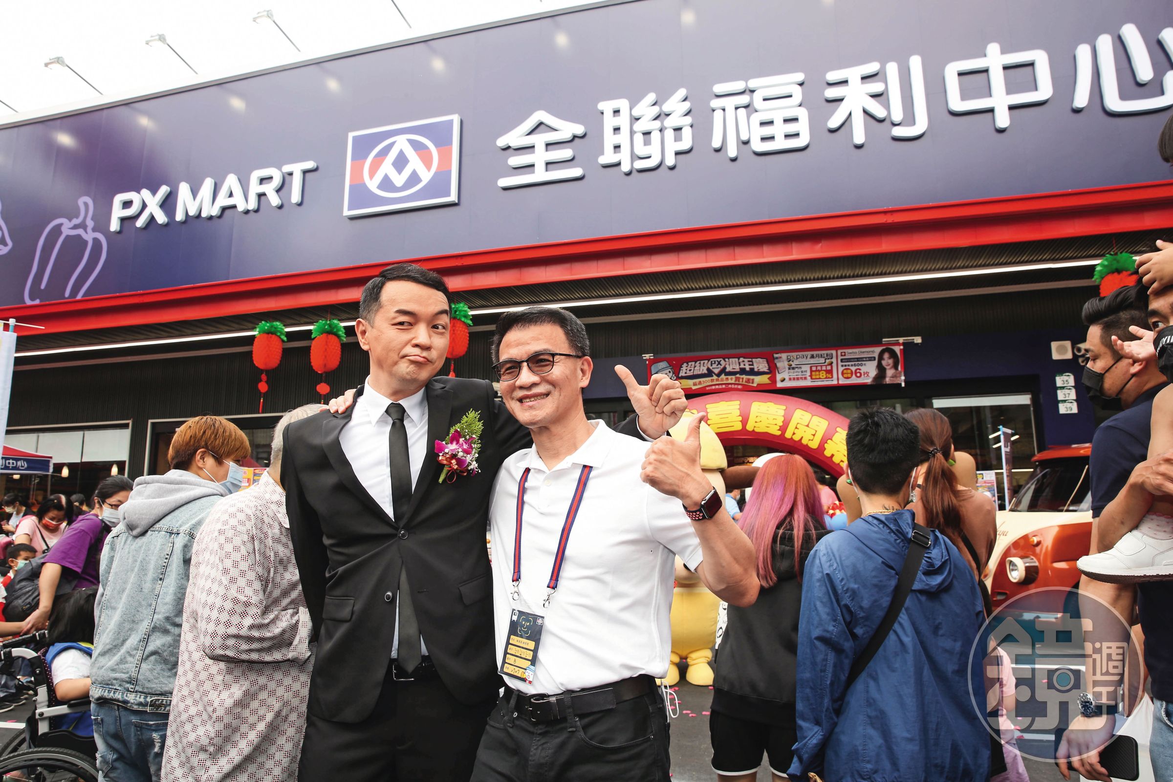 過去全聯先生形象深入婆媽陣容，如今社群興起，全聯行銷方式也跟著轉移。全聯先生旁邊為現任總經理蔡篤昌。