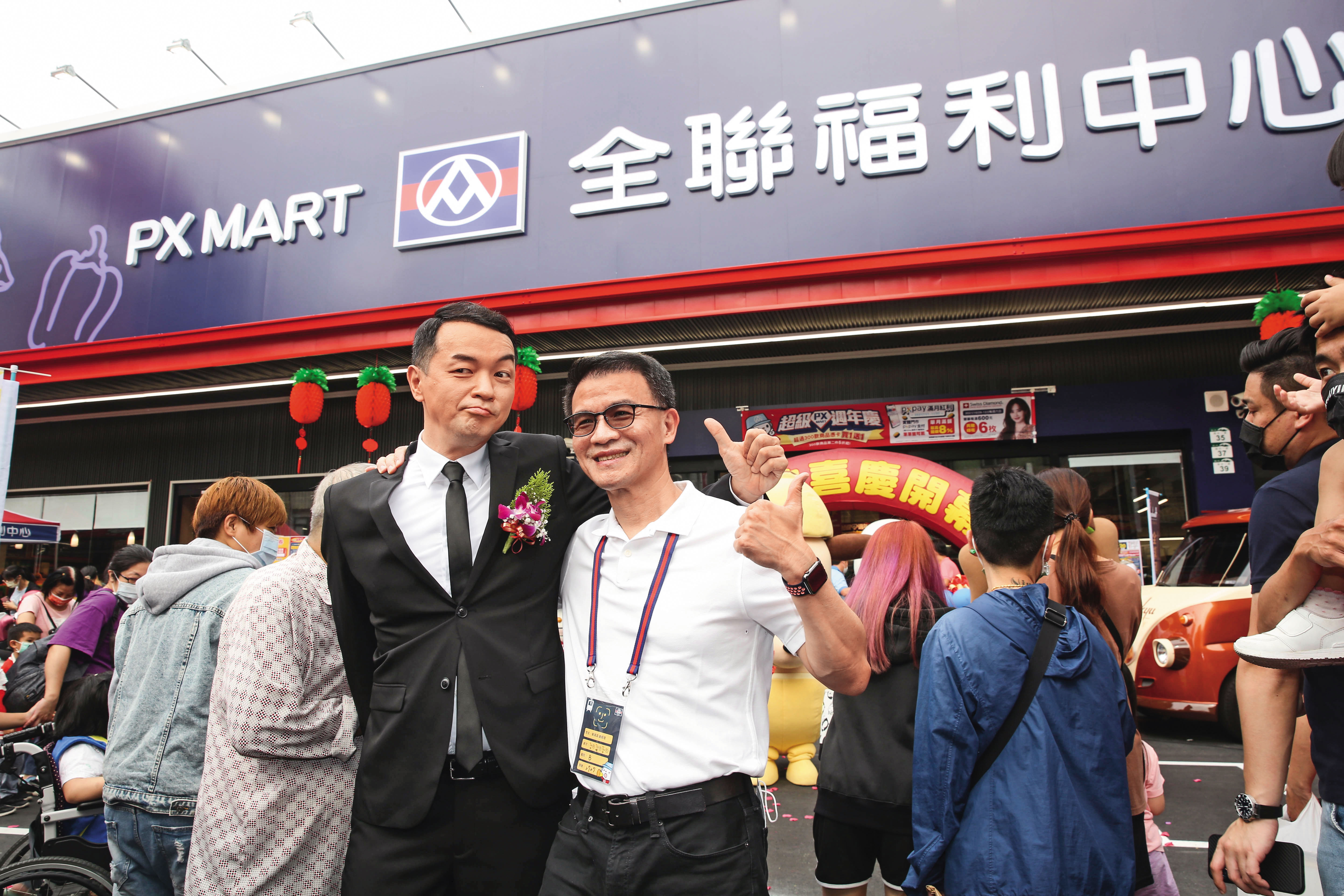 過去全聯先生形象深入婆媽陣容,如今社群興起,全聯行銷方式也跟著轉移。全聯先生旁邊為現任總經理蔡篤昌。
