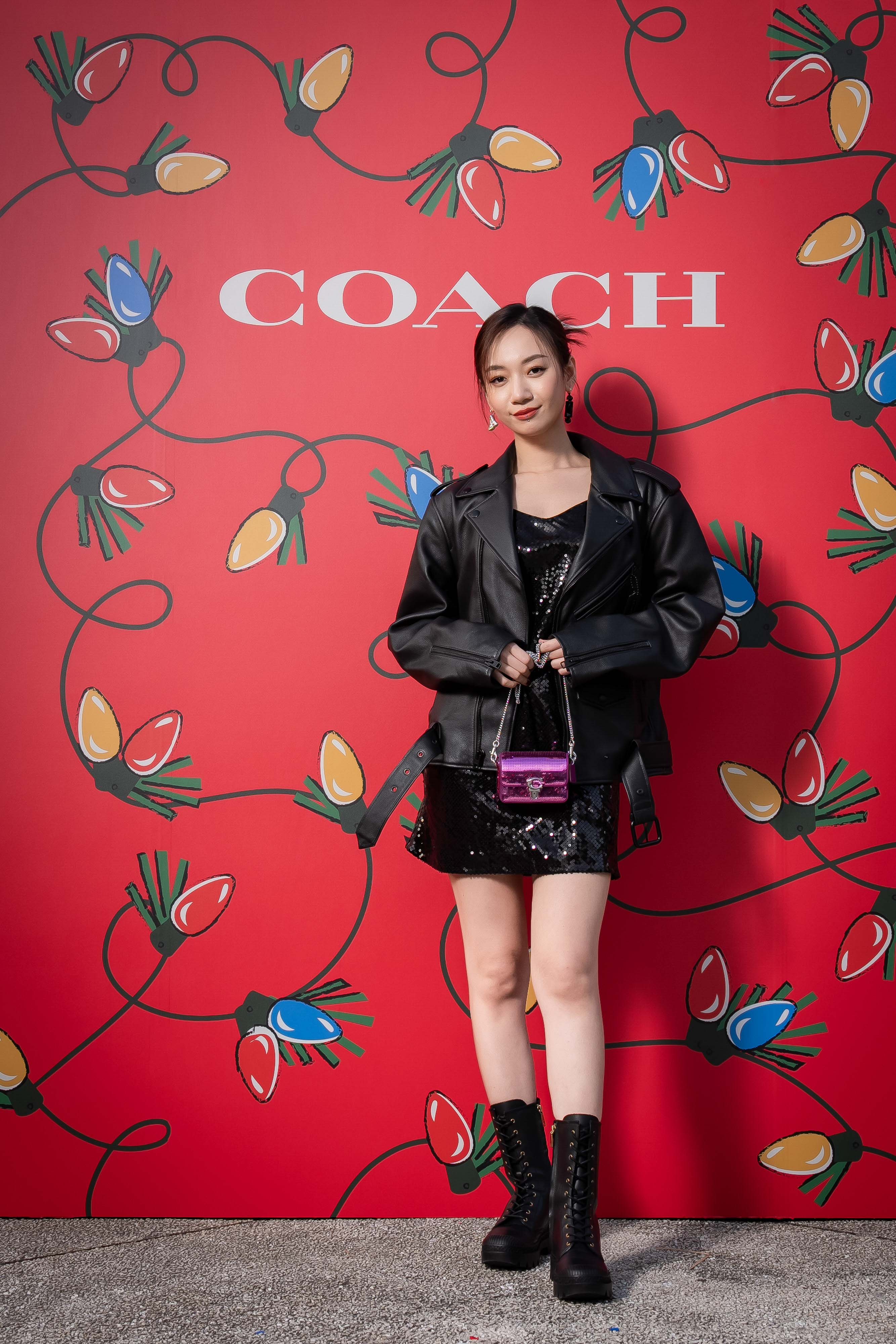 吳卓源對手上的STUDIO BAGUETTE亮片手袋愛不釋手。NT$18,800（COACH提供）