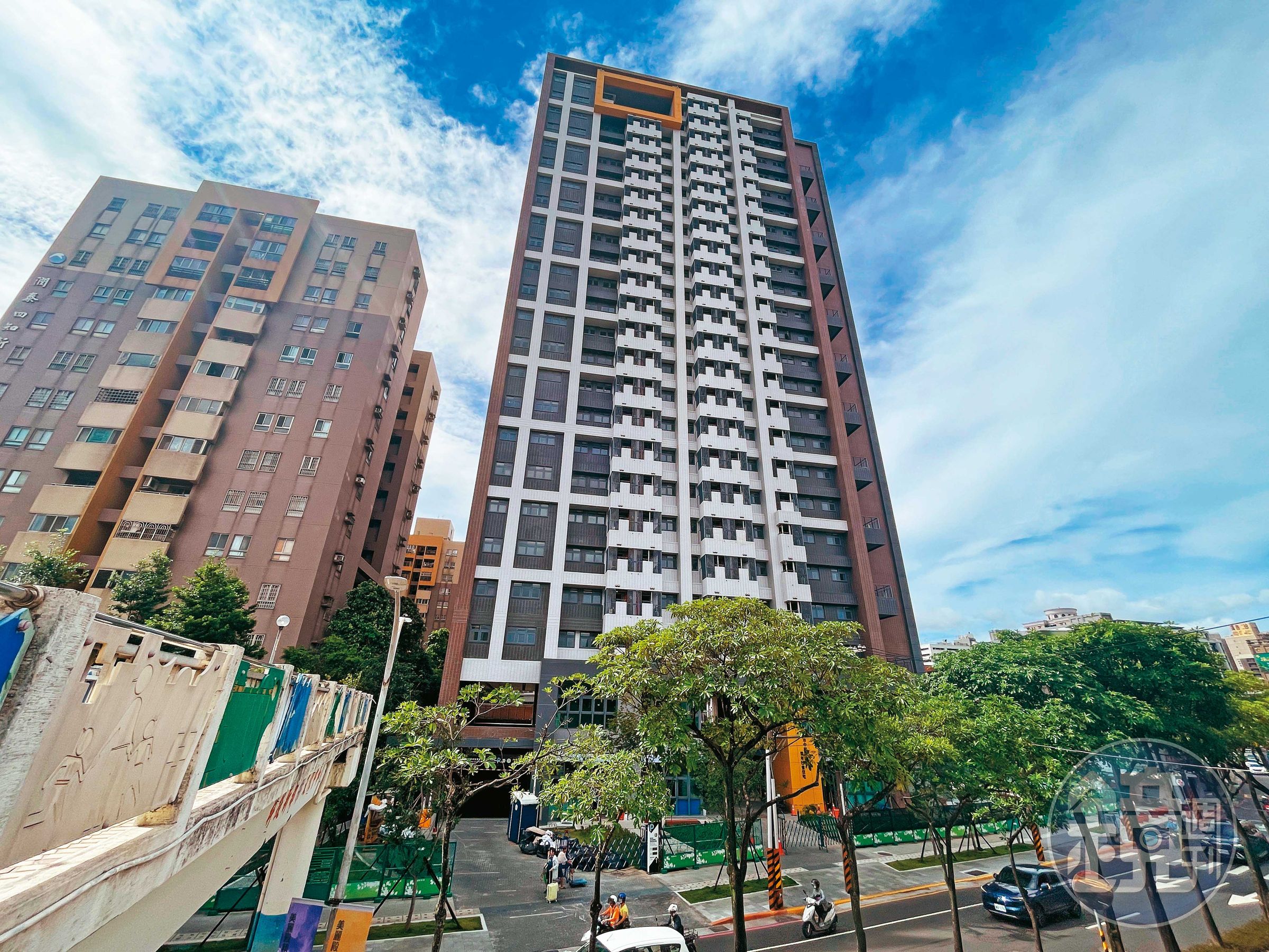 政府近年興建社宅，屋況新、設備足，租金比周邊行情便宜2成起跳。