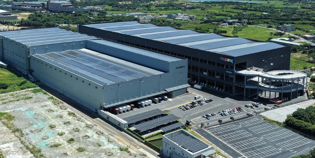 酷澎第4座智慧物流中心坐落在桃園寶倉觀音物流園區。