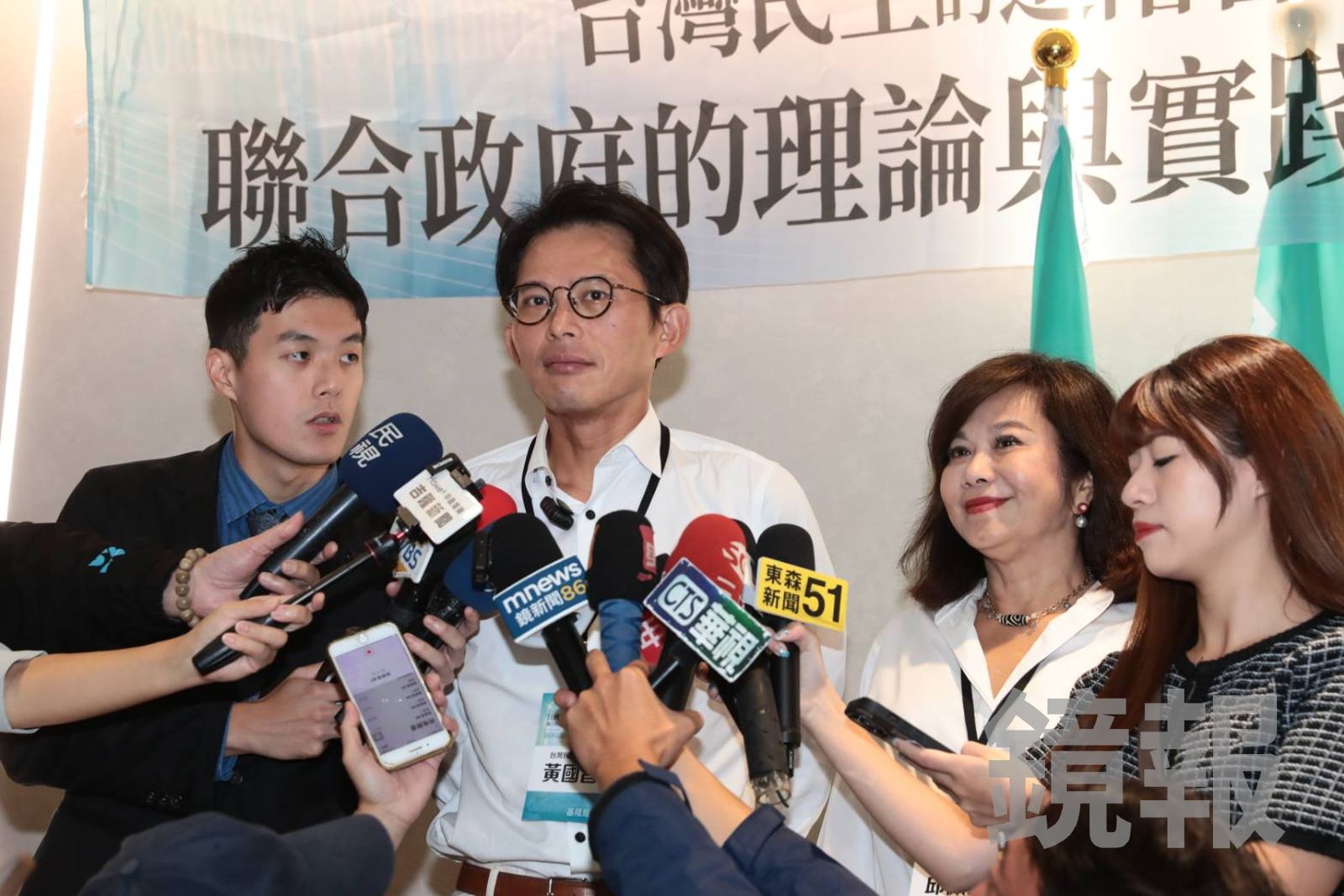 館長被爆「叫員工睡館嫂」、收紅錢 黃國昌現身低調自稱是「外人」