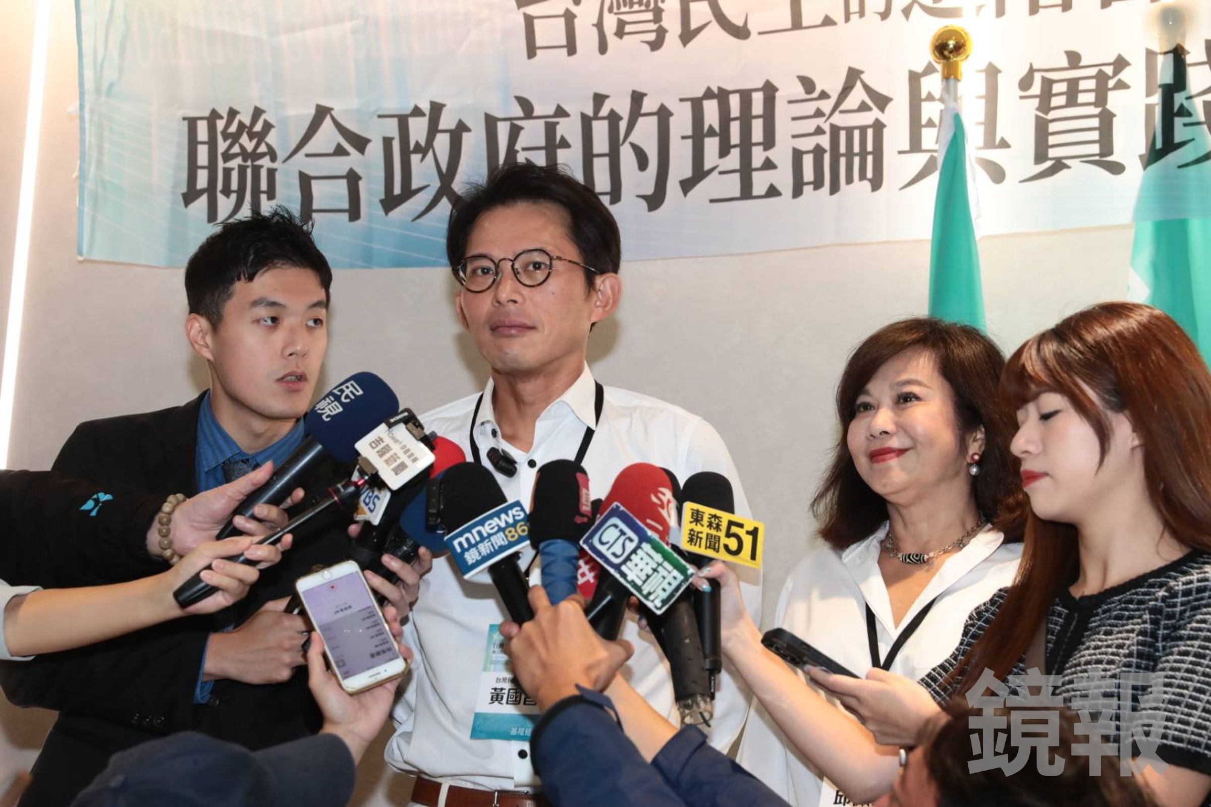 黃國昌今到基隆和邱佩琳出席活動,被問及好友館長爭議他低調做出回應。(鏡報林煒凱)